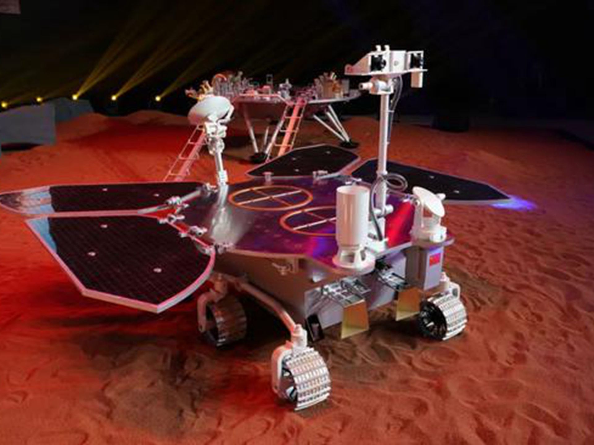 中国专家介绍，中国火星车上装有4个“大翅膀”，是太阳能电池板。（中国央视新闻视频截图）
