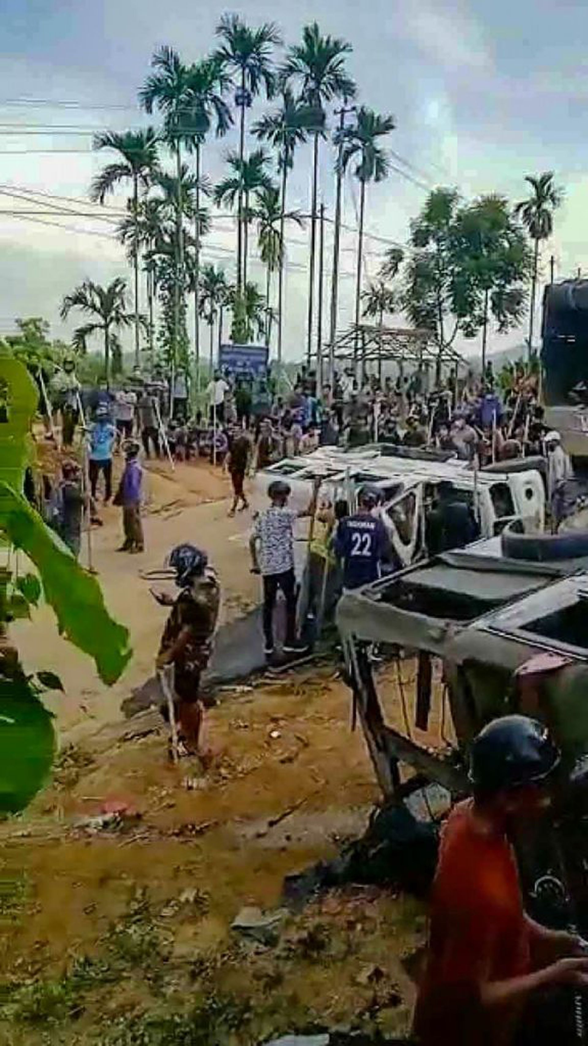 根据一线人员发来的手机拍照等信息显示,当地直到7月27日事态仍未解决。(印度电线报网页截图) 根据一线人员发来的手机拍照等信息显示,当地直到7月27日事态仍未解决。(印度电线报网页截图)