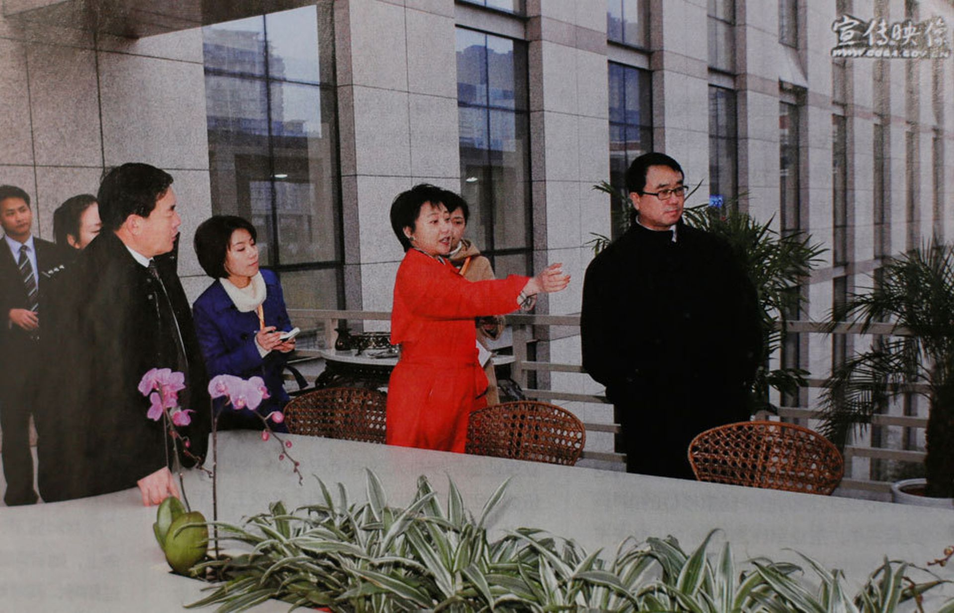 2010年1月12日,王立军陪同薄谷开来参观重庆市公安局警察文化沙龙。(Twitter@knowledgeishigh)