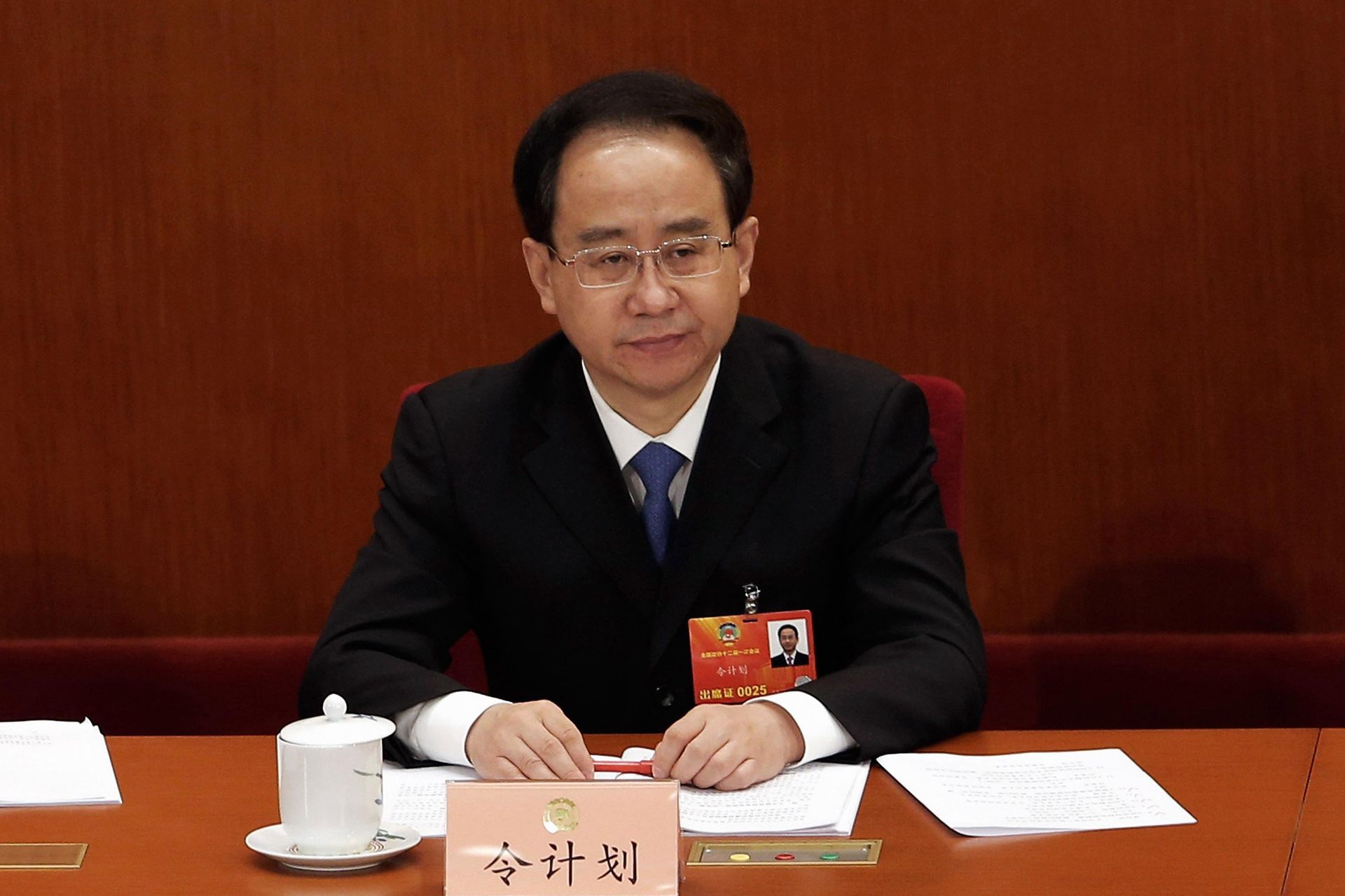 2013年3月8日,出席中国两会期间的令计划出席表情平静。(视觉中国)