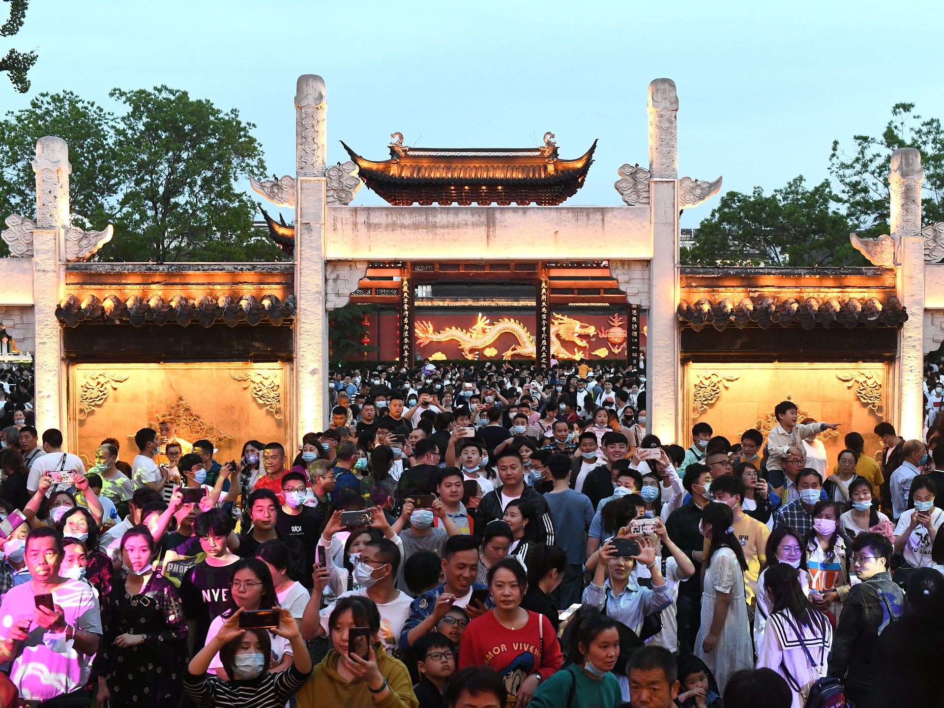 2021年5月1日晚，大批游客在南京夫子庙景区参观游览。（视觉中国）