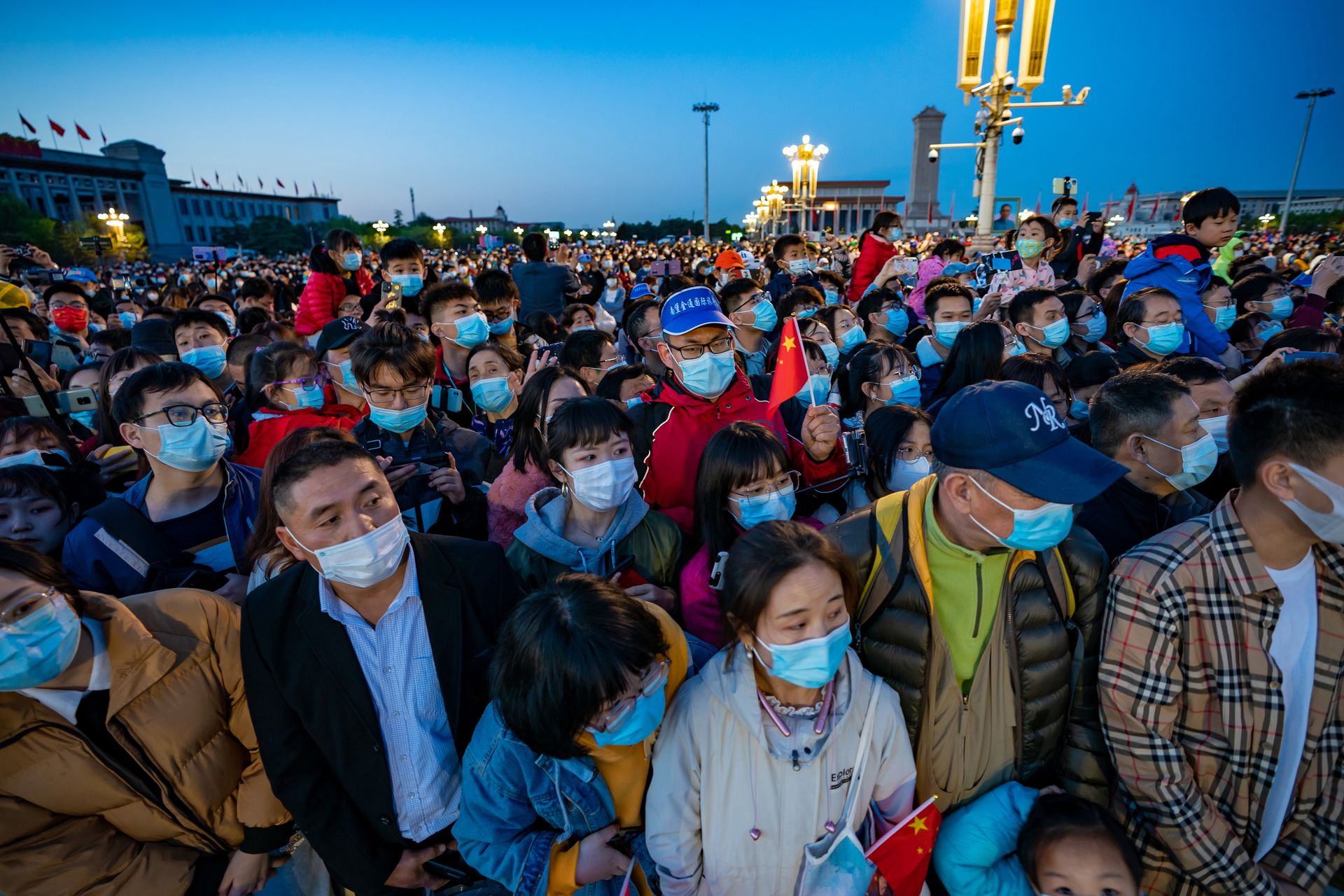 2021年5月1日清晨，北京天安门广场隆重举行升国旗仪式，数万名群众到场观看。 （人民视觉）