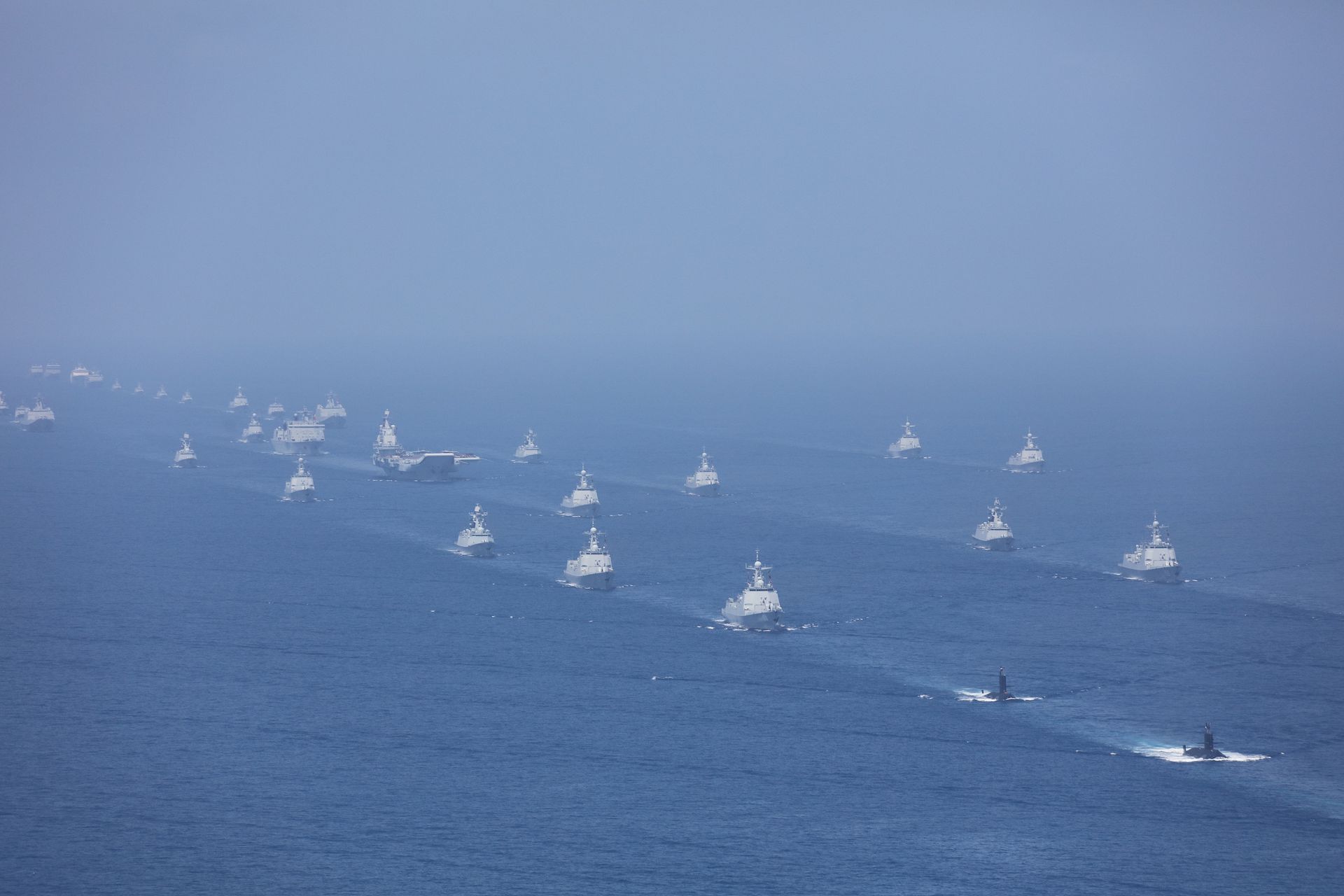 中国官方称，此次阅兵中参演的48艘军舰，有超过一半是在2012年后列装，服役不到5年。（新华社）