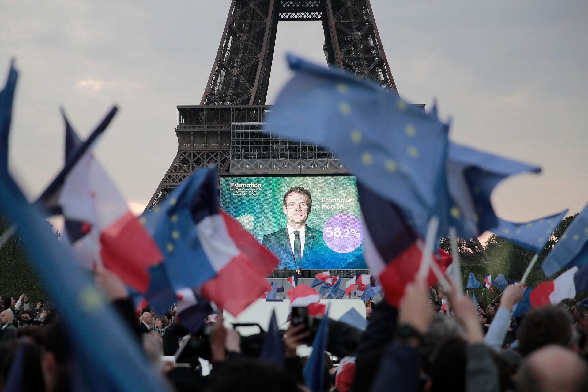 埃拉贝民调公司的统计数据显示，马克龙的得票率为58.6%，勒庞的得票率为41.4%。图为4月24日，法国总统马克龙的支持者在巴黎庆祝他的胜利。（AP）