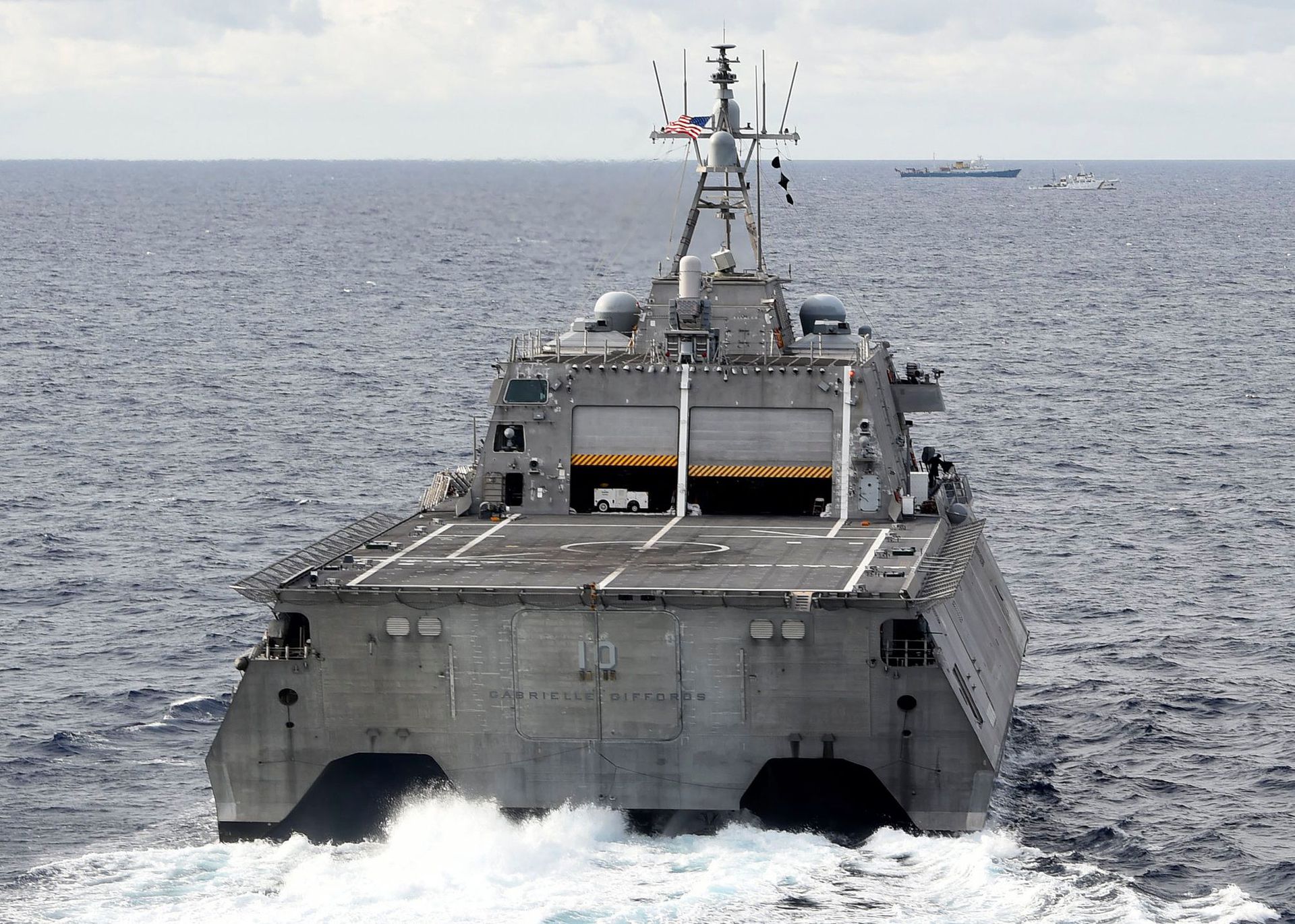 照片显示，美国海军“吉福兹”号濒海战斗舰前方，中国海军054A护卫舰在护航一艘中国科考船。（Facebook@USPacificFleet）