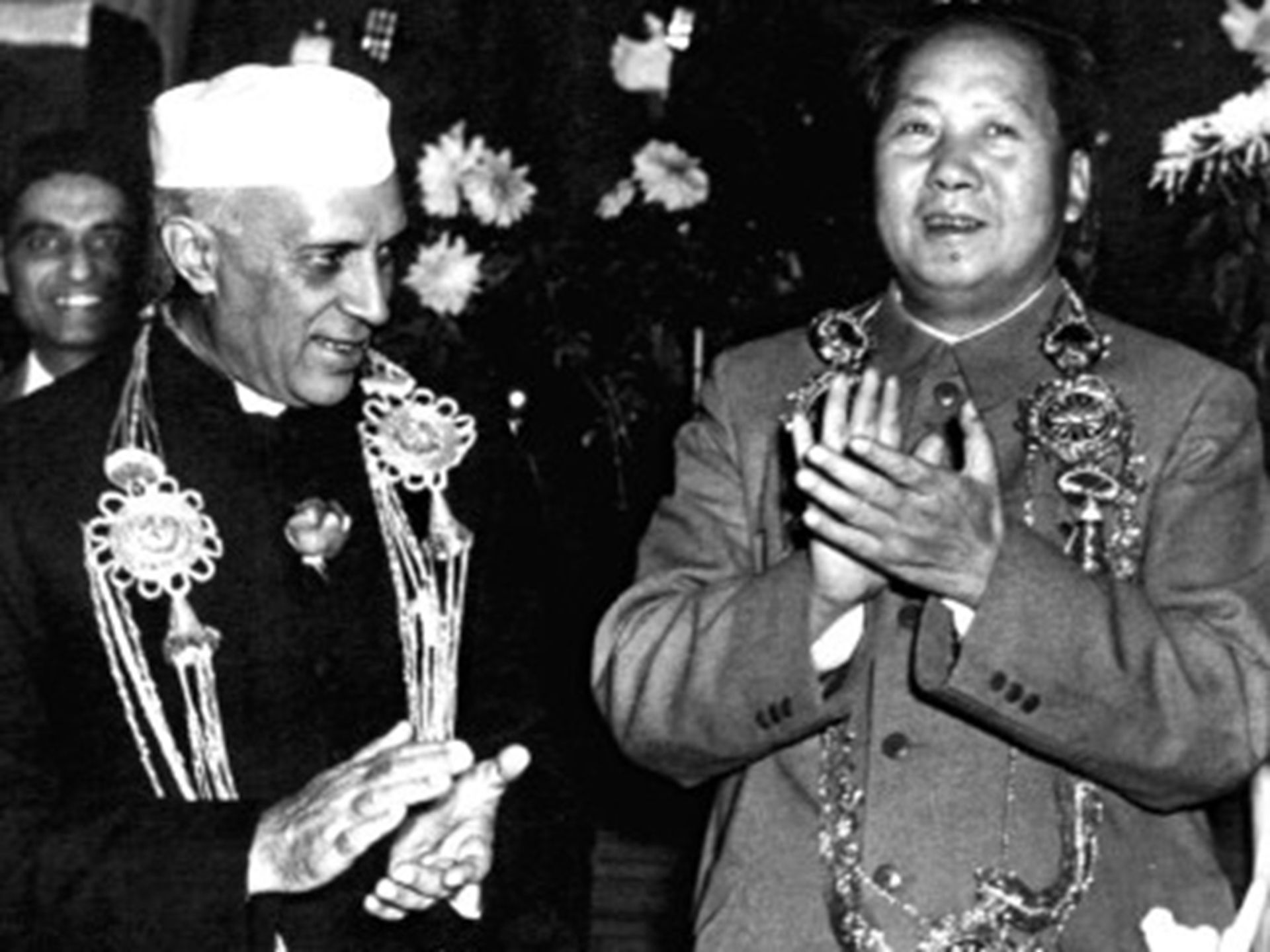 1954年10月21日，毛泽东和尼赫鲁在北京出席印度驻华大使赖嘉文为尼赫鲁访华举行的招待会。（新华社）