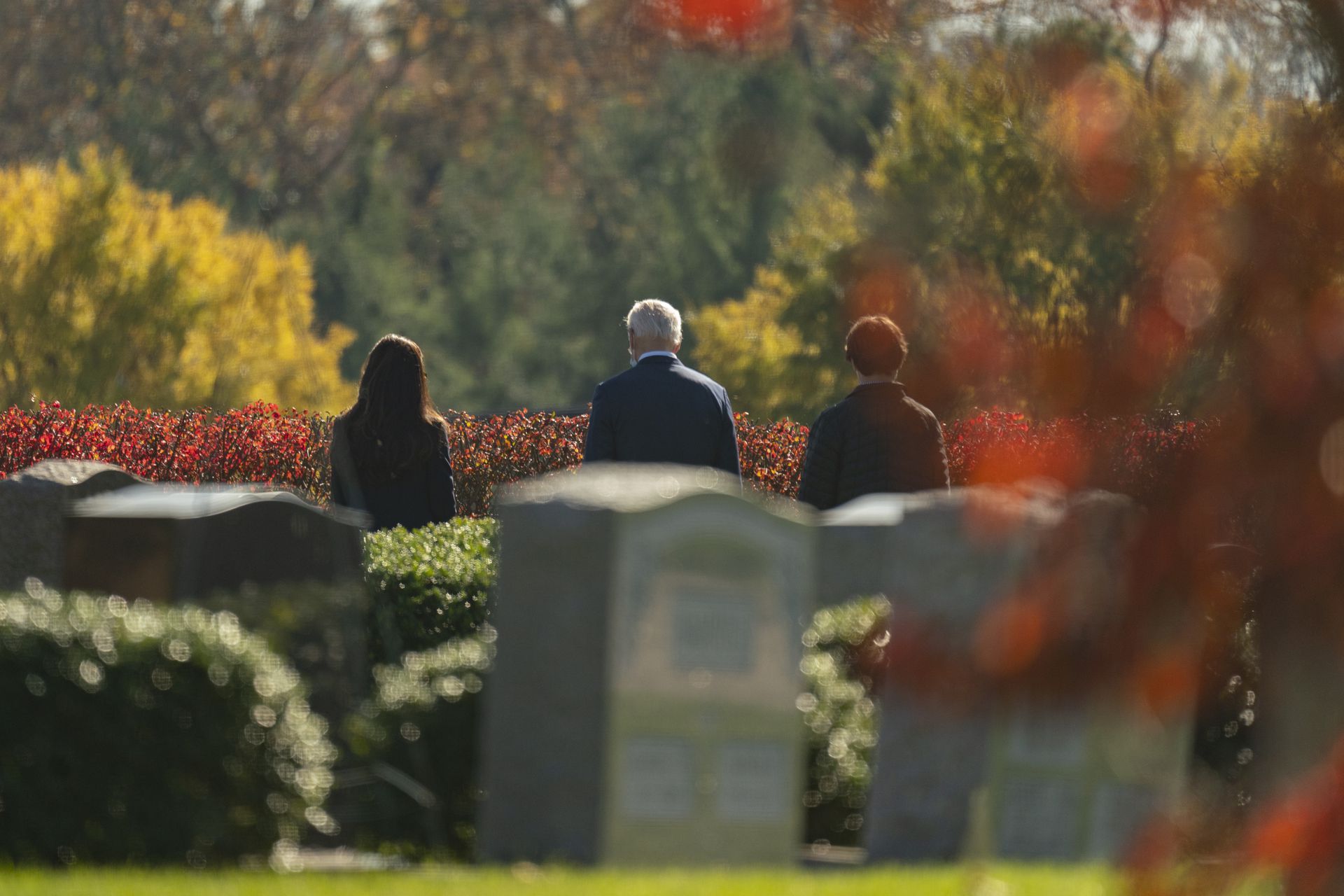 11月8日，总统当选人拜登（中），前往特拉华州威尔明顿布兰迪天主教堂。他的儿子博（Beau Biden）、第一任妻子内莉亚（Neilia Biden）和女儿纳奥米（Naomi Biden）被埋葬在那里的墓地。（AP）
