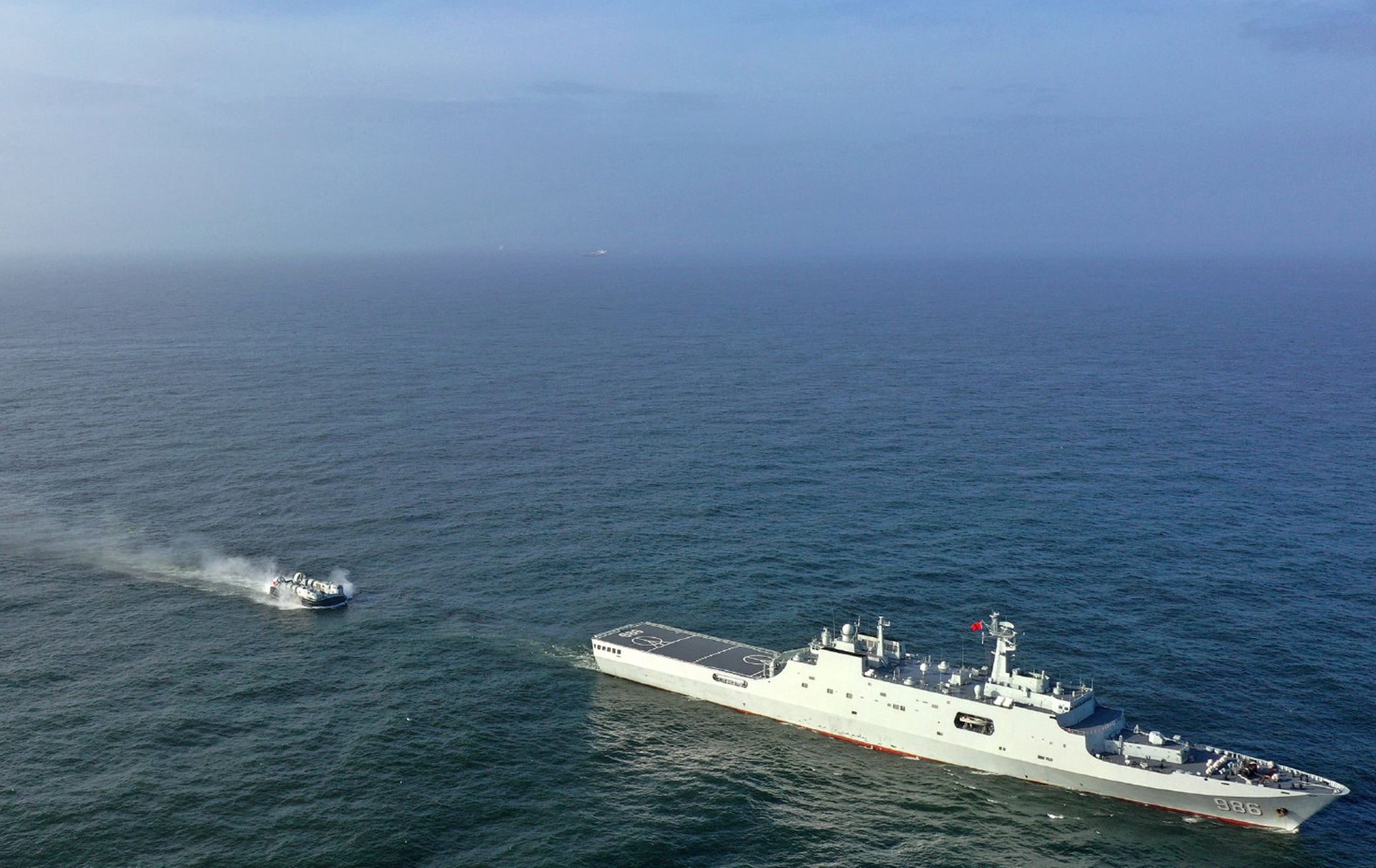 解放军演练登陆作战。图为东部战区的071级两栖登陆舰演练。(微博@东部战区) 解放军演练登陆作战。图为东部战区的071级两栖登陆舰演练。(微博@东部战区)