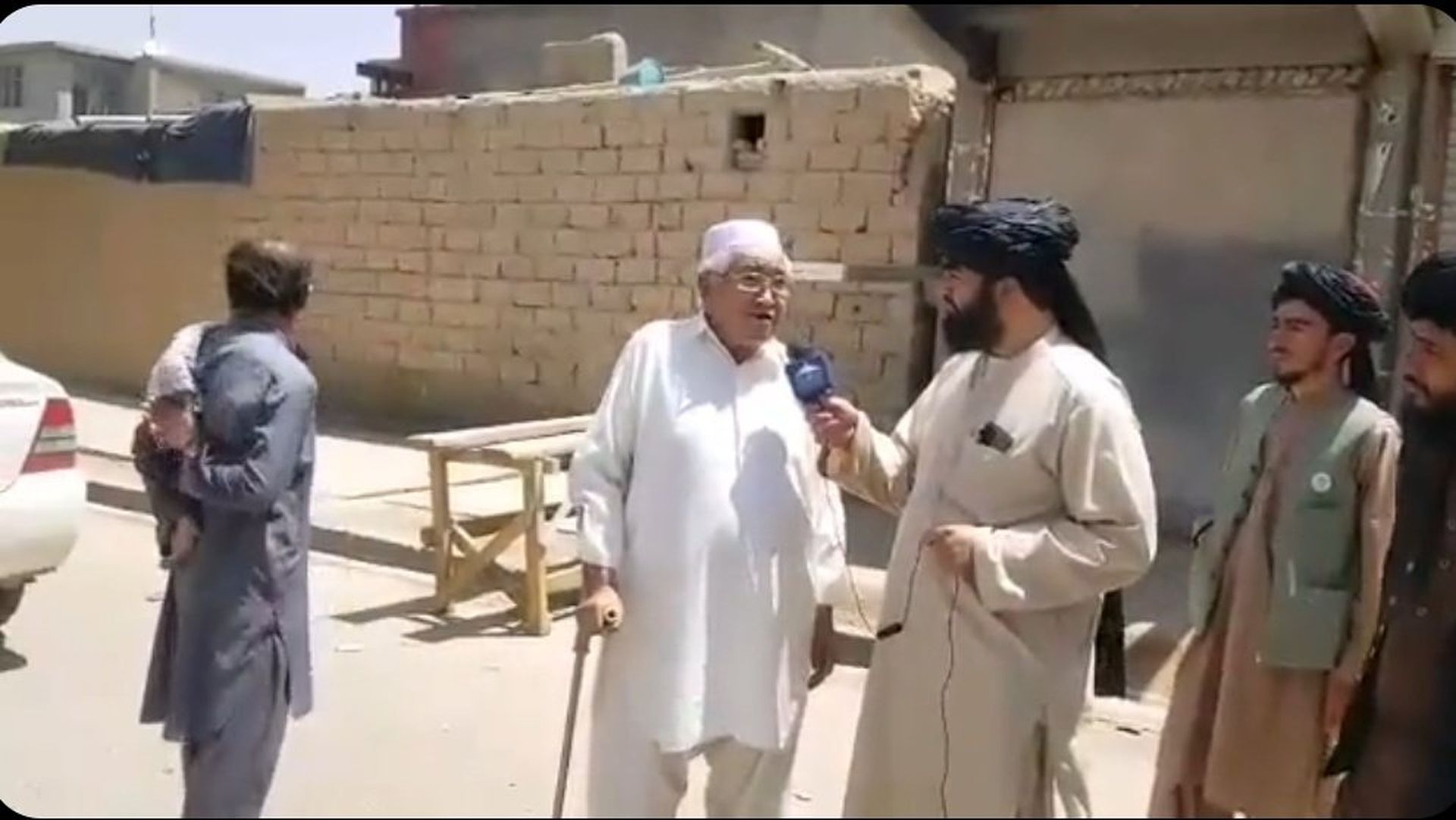 在拉什卡尔加，当地长老在接受塔利班媒体采访时，表示美军和阿富汗当局的轰炸反而更为危险。（liveumap网页截图）