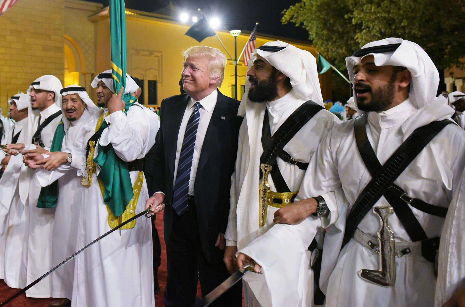 2017年5月20日，特朗普出席沙特国王萨勒曼举行的欢迎仪式，与当地男子一起跳剑舞。（视觉中国）