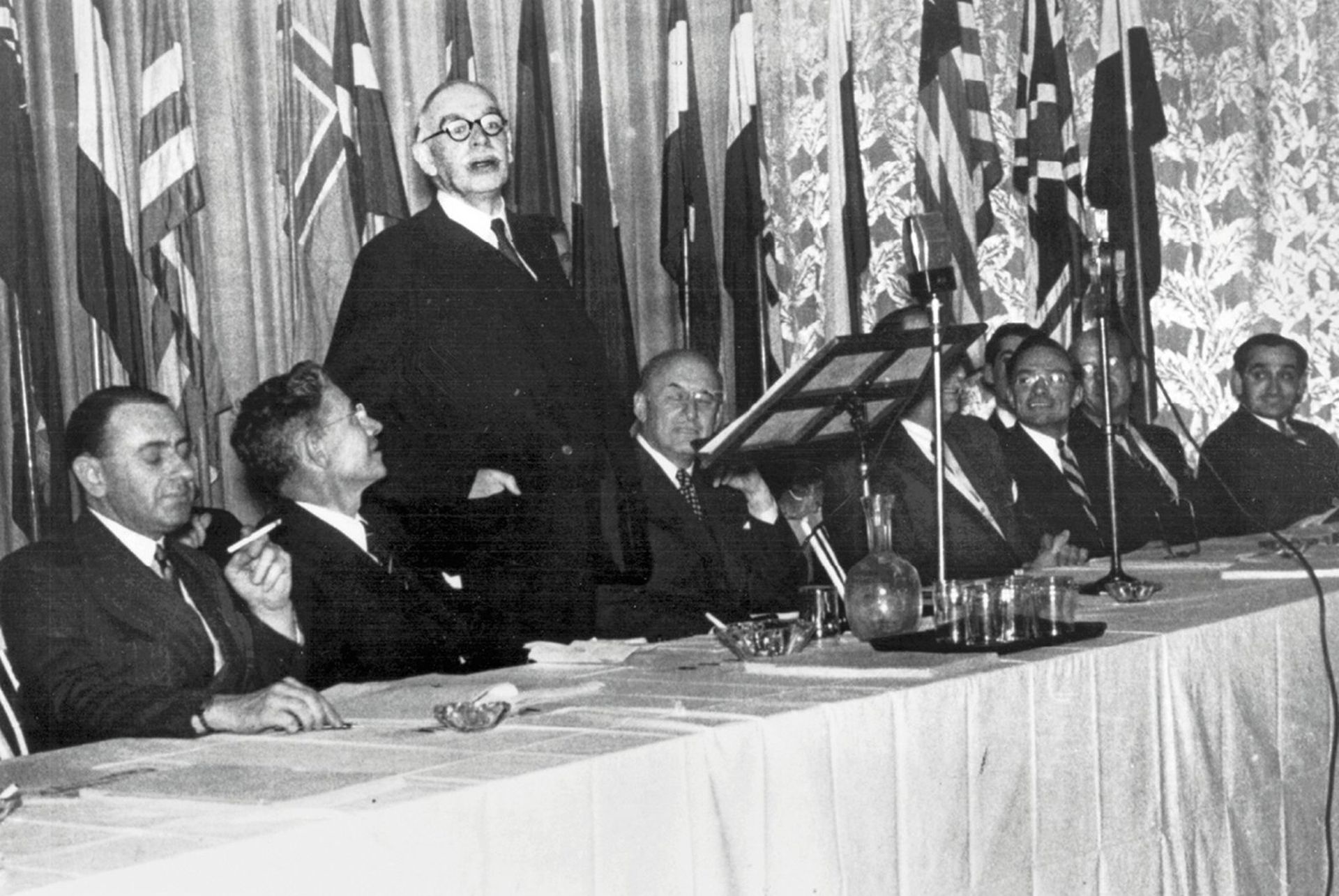 1944年时任英国财政部顾问的著名经济学家凯恩斯（John Keynes）在布雷顿森林会议上就重建战经济秩序发表意见。（Reuters）