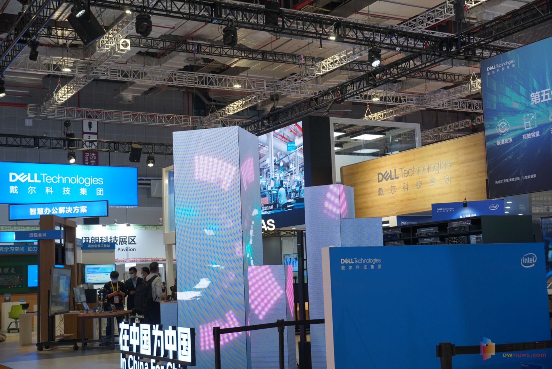 第三届进博会于11月5日至10日在国家会展中心（上海）举办。本届进博会商业企业展共设置了六大展区，展览面积超过上届规模。图为技术装备展区的戴尔展区，科技思路更进一步。