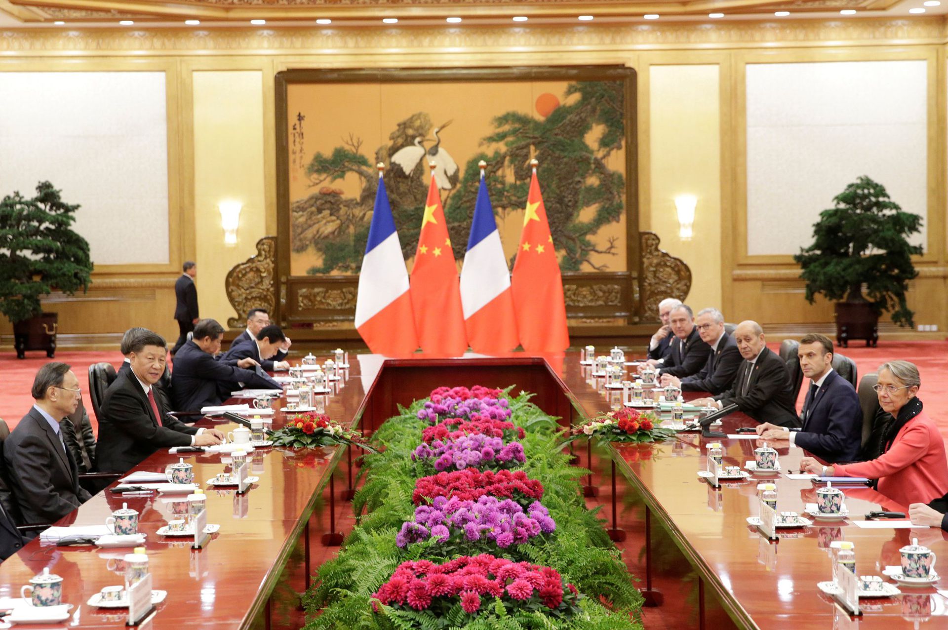 2019年11月6日，中国国家主席习近平和法国总统马克龙在北京人民大会堂举行会谈。（Reuters）