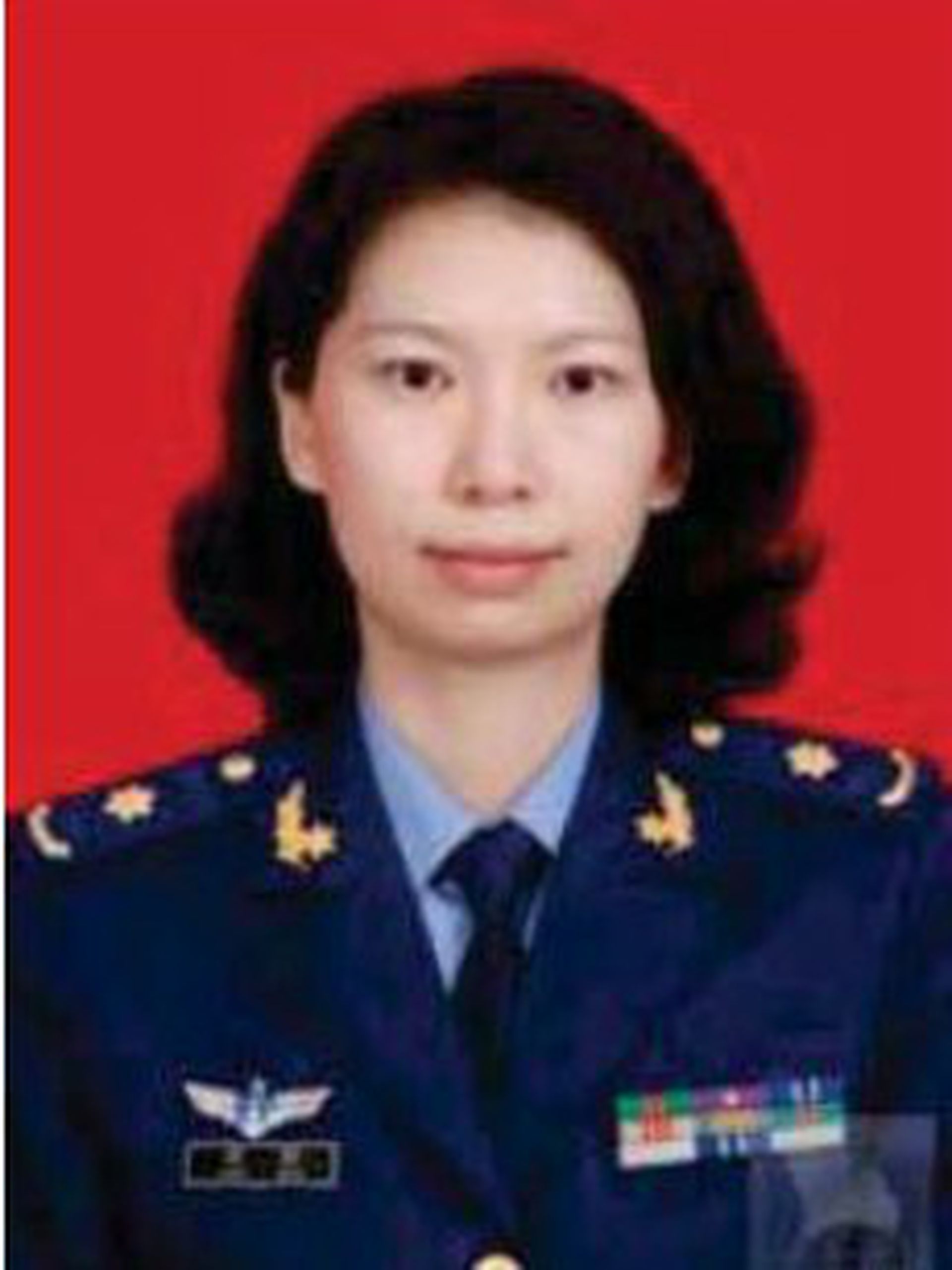 美国联邦调查局发现了两张她身着军装的照片，指她隶属解放军第四军医大学。（微博@沙棘茶叶）