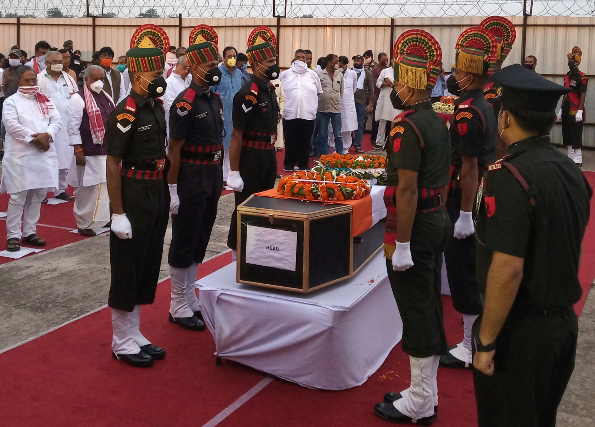 6月17日，在印度Patna举行的敬献花圈仪式上，印度士兵们站在在拉达克地区中印冲突中丧生的战友的灵柩旁。（Reuters）