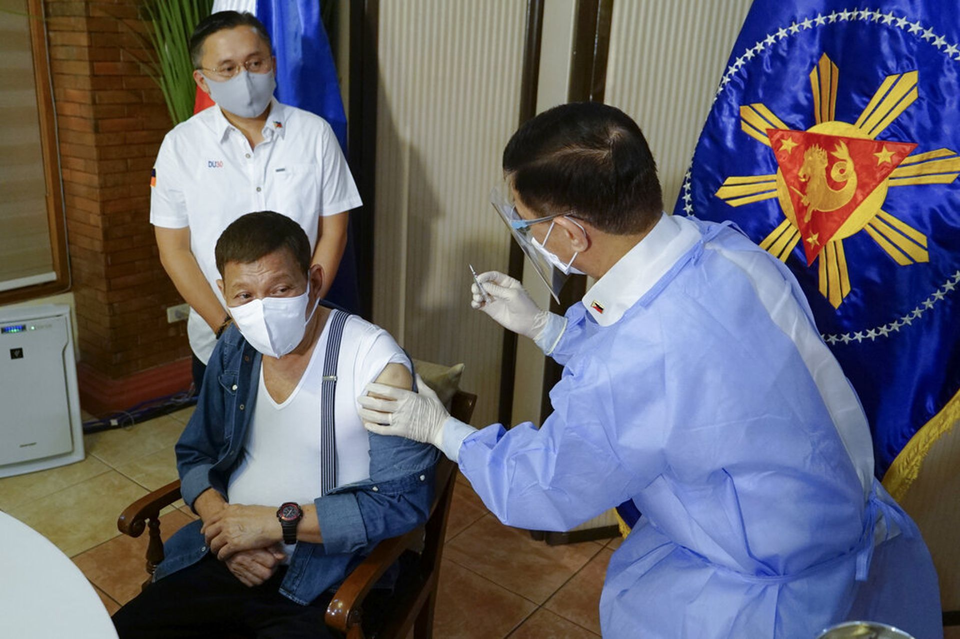 5月3日，菲律宾总统杜特尔特在马尼拉接种中国国药疫苗。（AP）