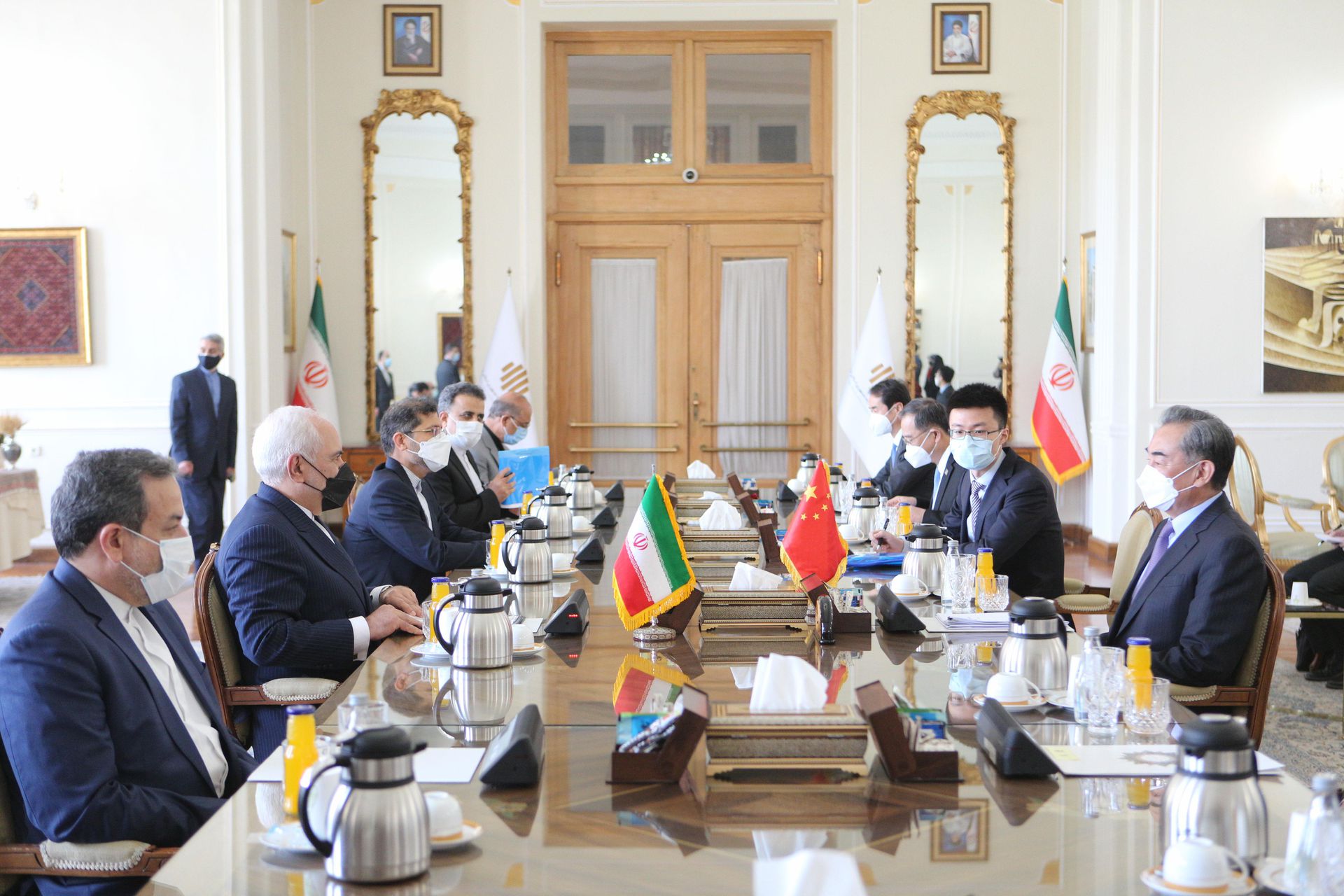 中国外长王毅3月27日在德黑兰同伊朗外长扎里夫（Javad Zarif）会晤。（新华社）