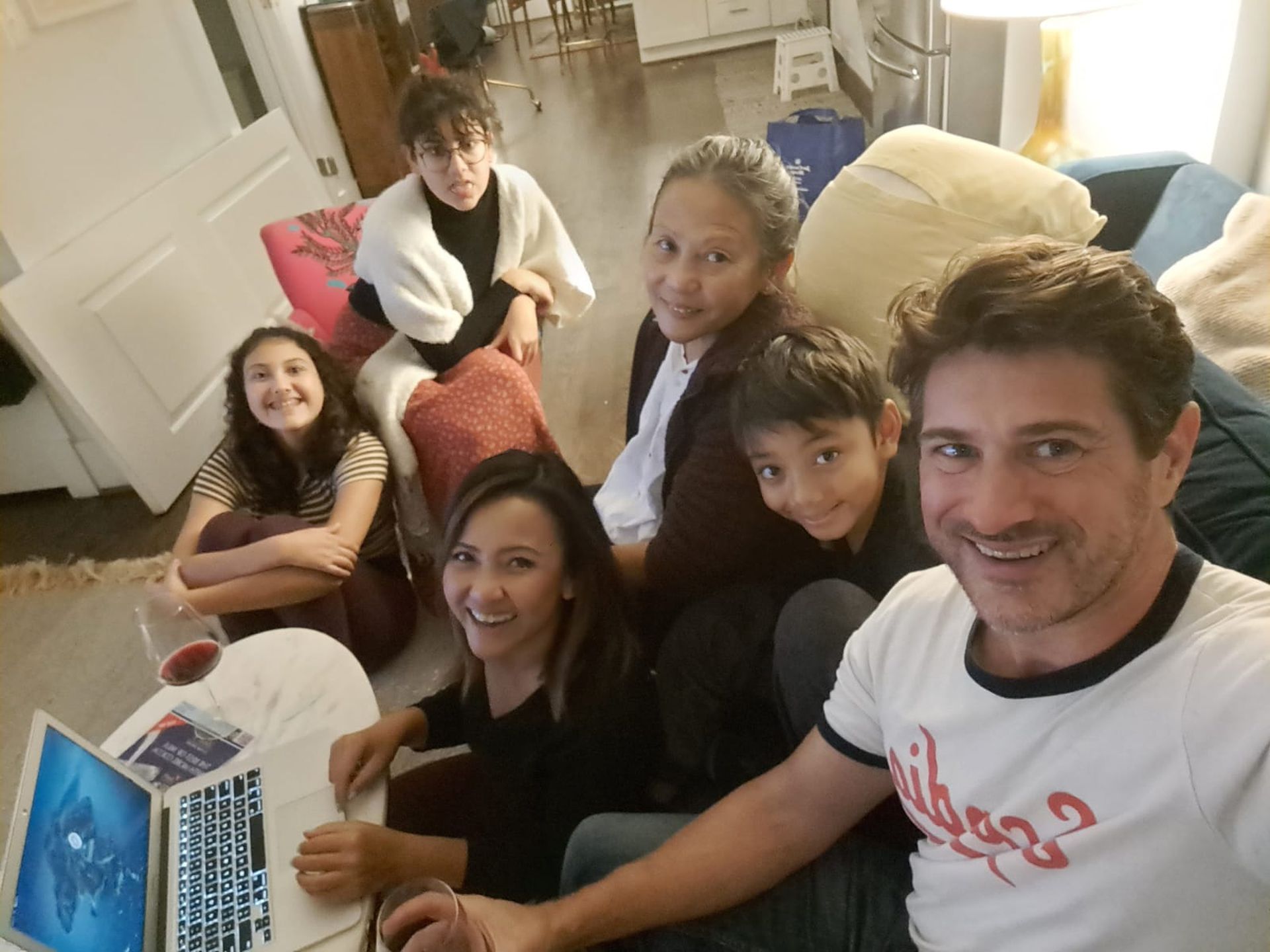 2020年11月8日,美国之音女记者达库斯瓦拉晒出一张与家人观看美国民主党参选人拜登和搭档贺锦丽(Kamala Harris)讲话照片。(Twitter@Patsy Widakuswara) 2020年11月8日,美国之音女记者达库斯瓦拉晒出一张与家人观看美国民主党参选人拜登和搭档贺锦丽(Kamala Harris)讲话照片。(Twitter@Patsy Widakuswara)