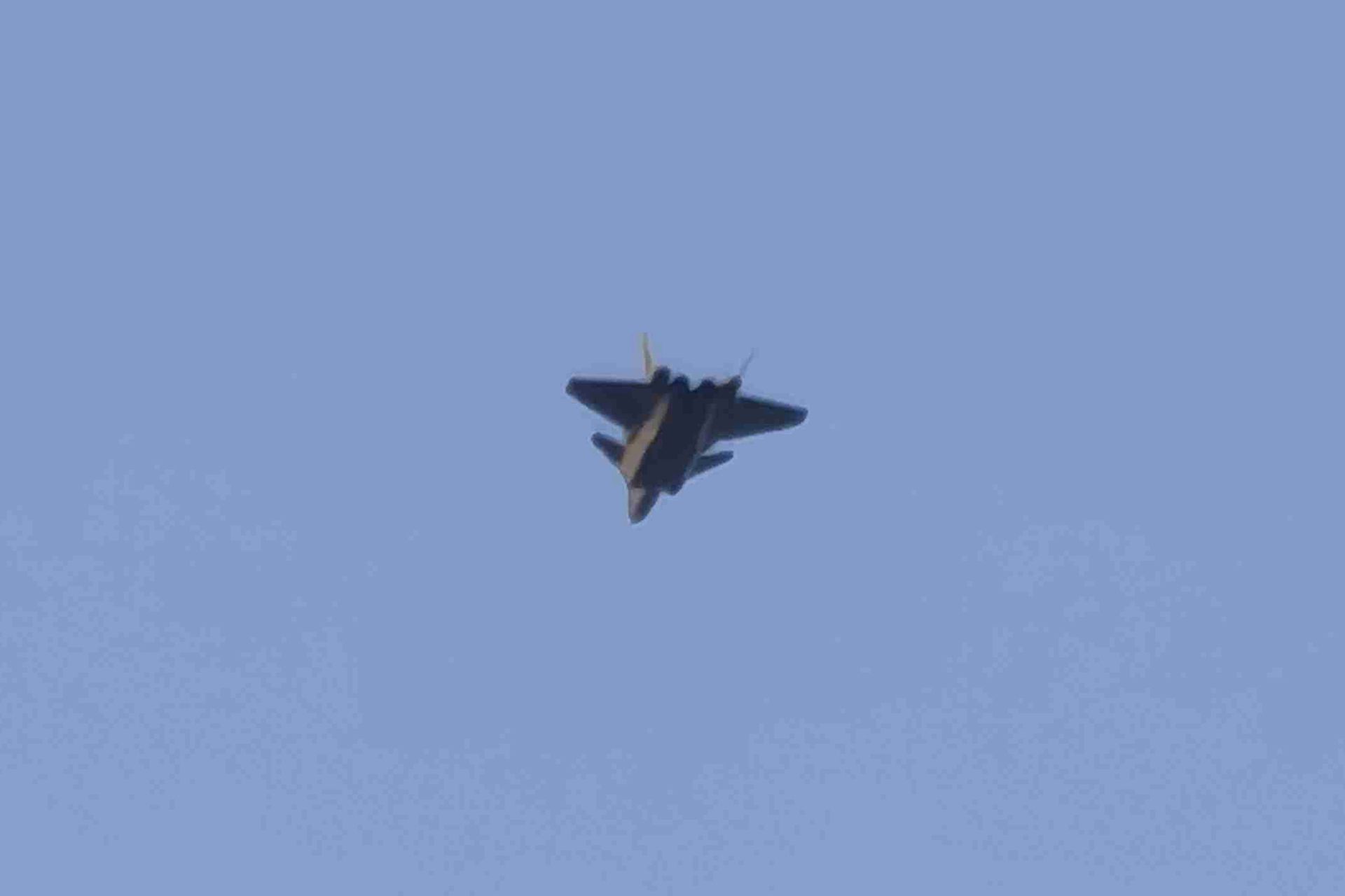 疑似出现在辽宁鞍山上空的歼-20飞行照。（Twitter@RupprechtDeino）