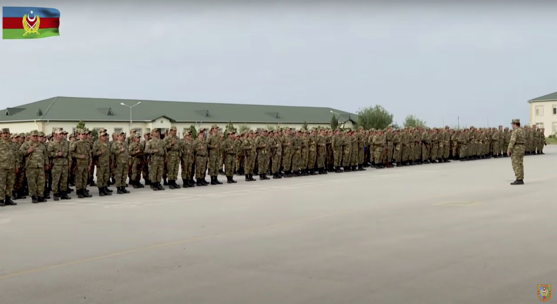 亚美尼亚方面指责土耳其出兵支持阿塞拜疆，亚美尼亚总理帕希尼扬曾致信普京请求支援。图为2020年10月3日，阿塞拜疆国防部发布的照片显示，阿塞拜疆士兵在一个军事基地列队准备参战。（AP）