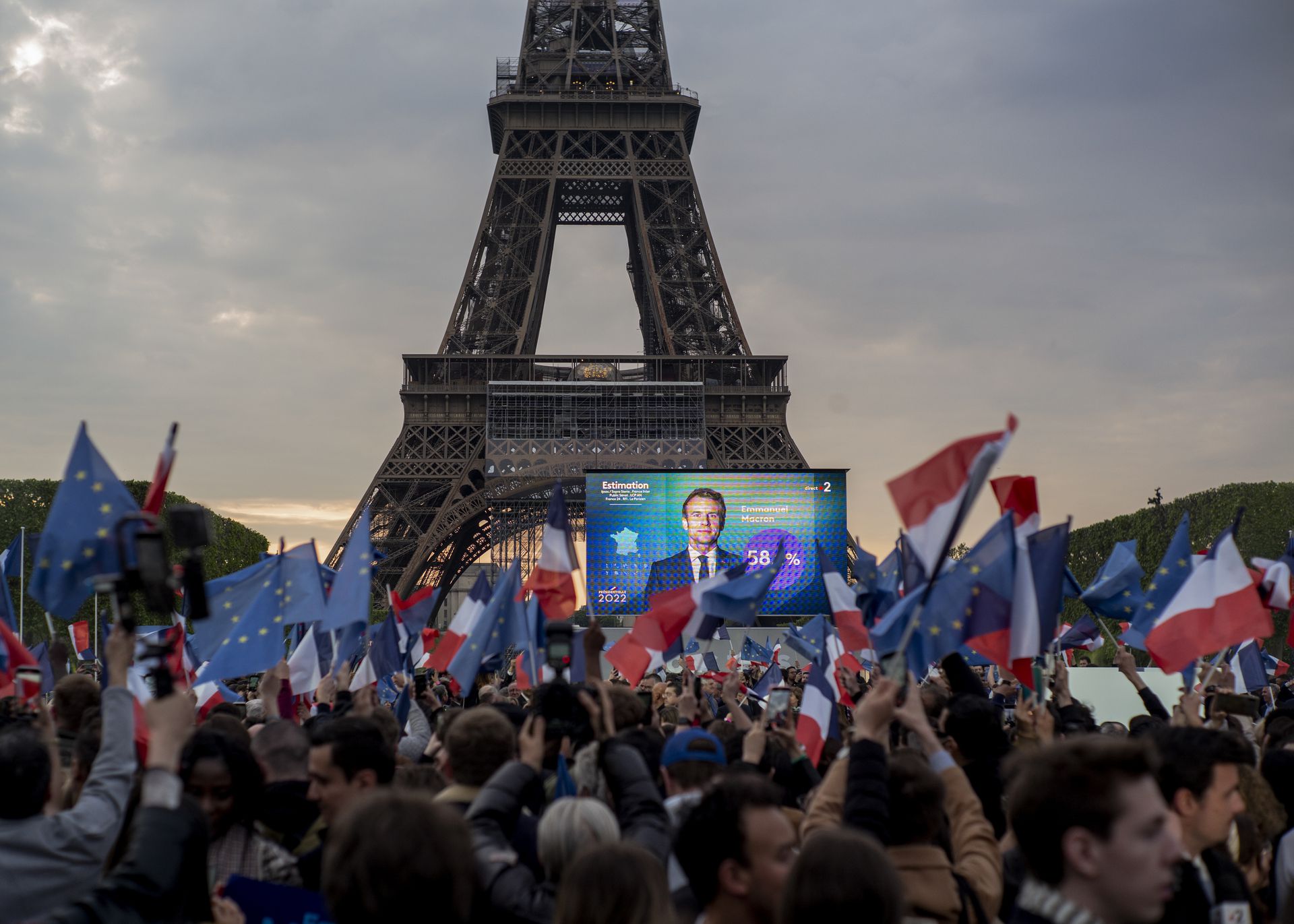 2022年4月24日，法国总统马克龙在巴黎埃菲尔铁塔前与支持者庆祝。(AP)