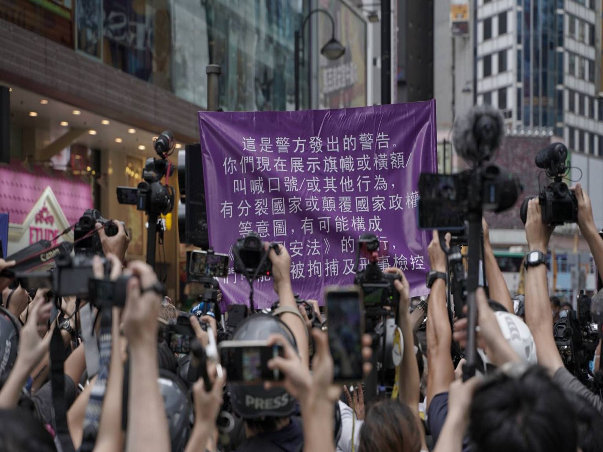 6月30日，香港《国安法》在香港正式刊宪生效，民阵原计划7月1日下午发起游行，但遭警方发出反对游行通知书及禁止集会通告书。网上已有多人号召当日下午15时于维园起步游行。（HK01）