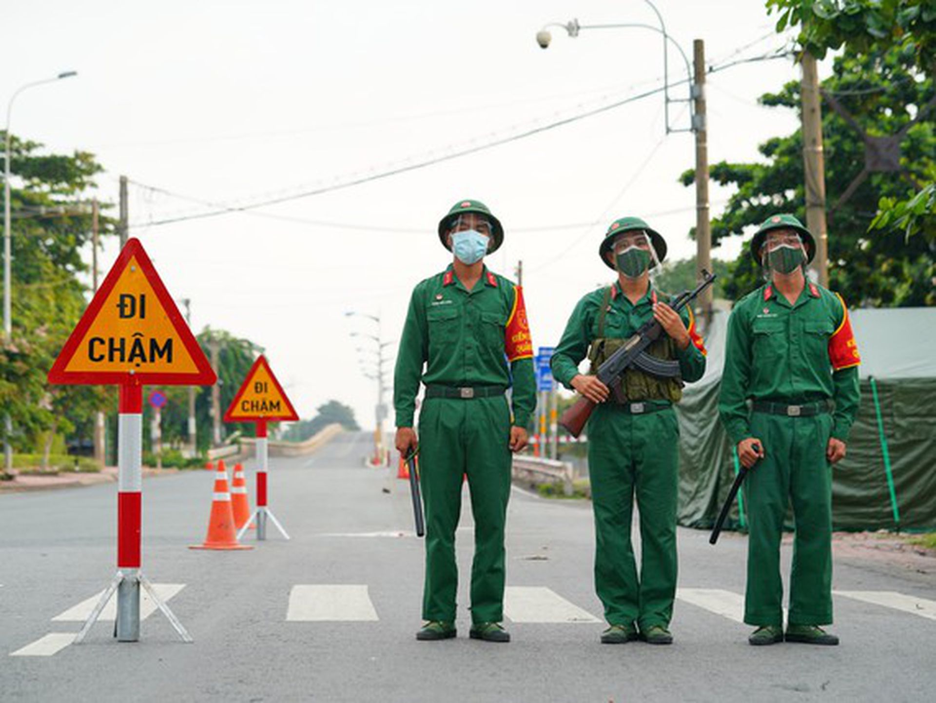 持自动步枪和警棍警戒的人民军士兵很快将成为此次越南封城的标志性场面。（越南西贡解放日报网页截图）