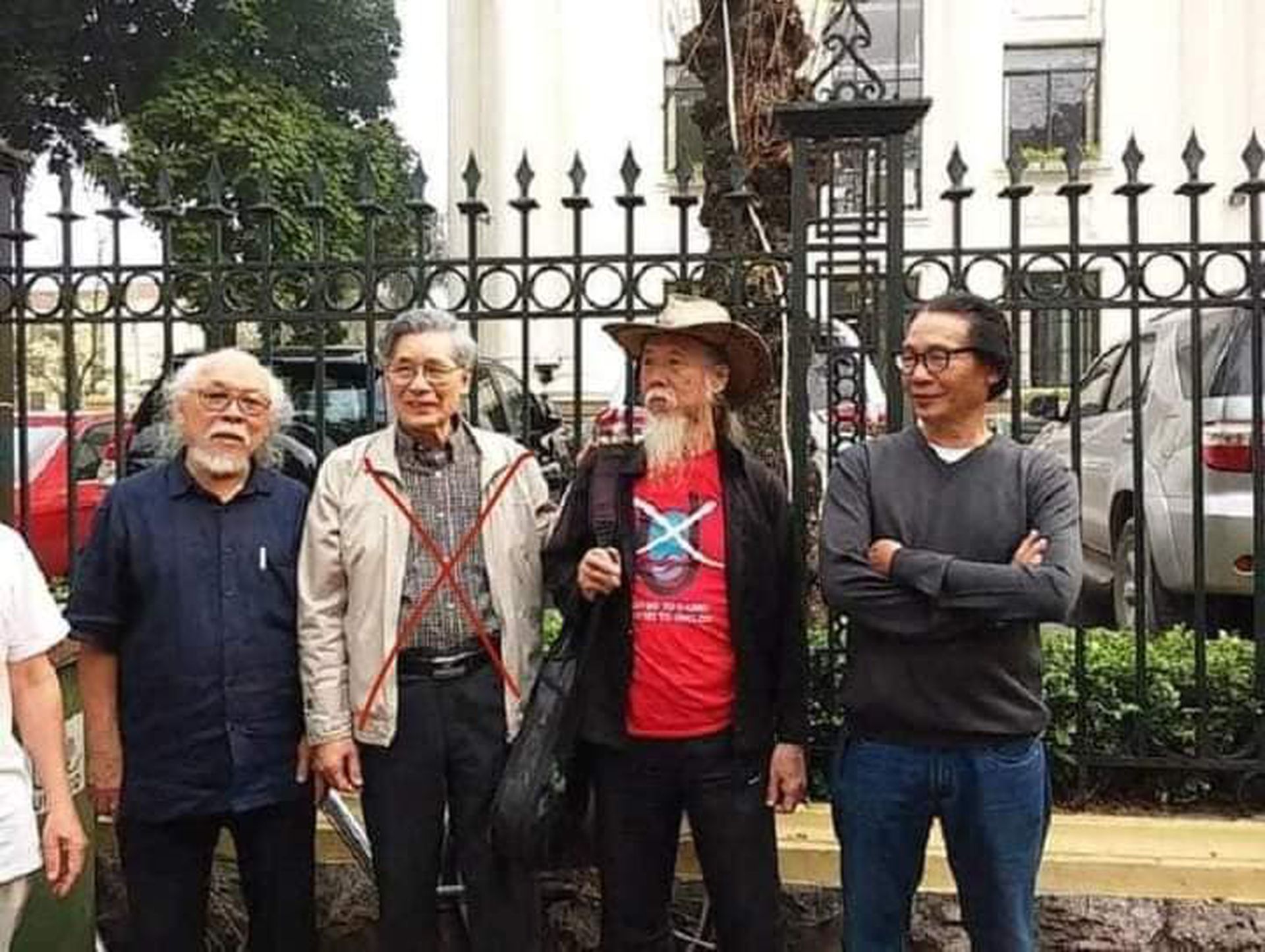 麦文庄（左二打叉者）曾在2018年宣布“退出越共”，此人居住在胡志明市，长期和欧美反越共媒体接洽，越南国内媒体到2020年已称其为“有眼无珠的忘恩负义之人”。（越南安沛报网页截图）