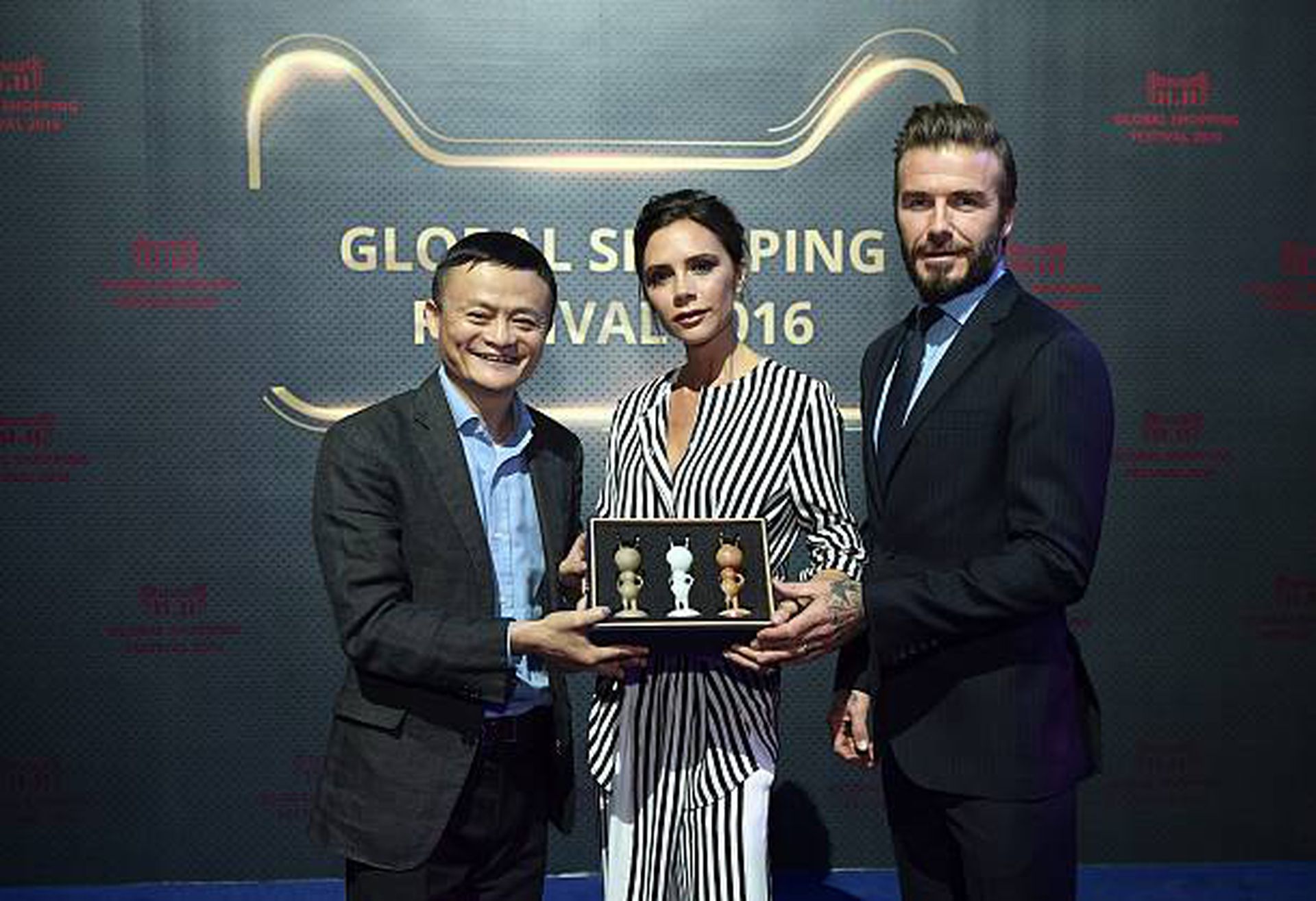 2016年11月9日，马云与英国时装设计师维多利亚（Victoria Beckham）和英国前足球运动员贝克汉姆（David Beckham）在中国广东省深圳市“双11”全球购物节前夕的彩排上合影。（Getty）
