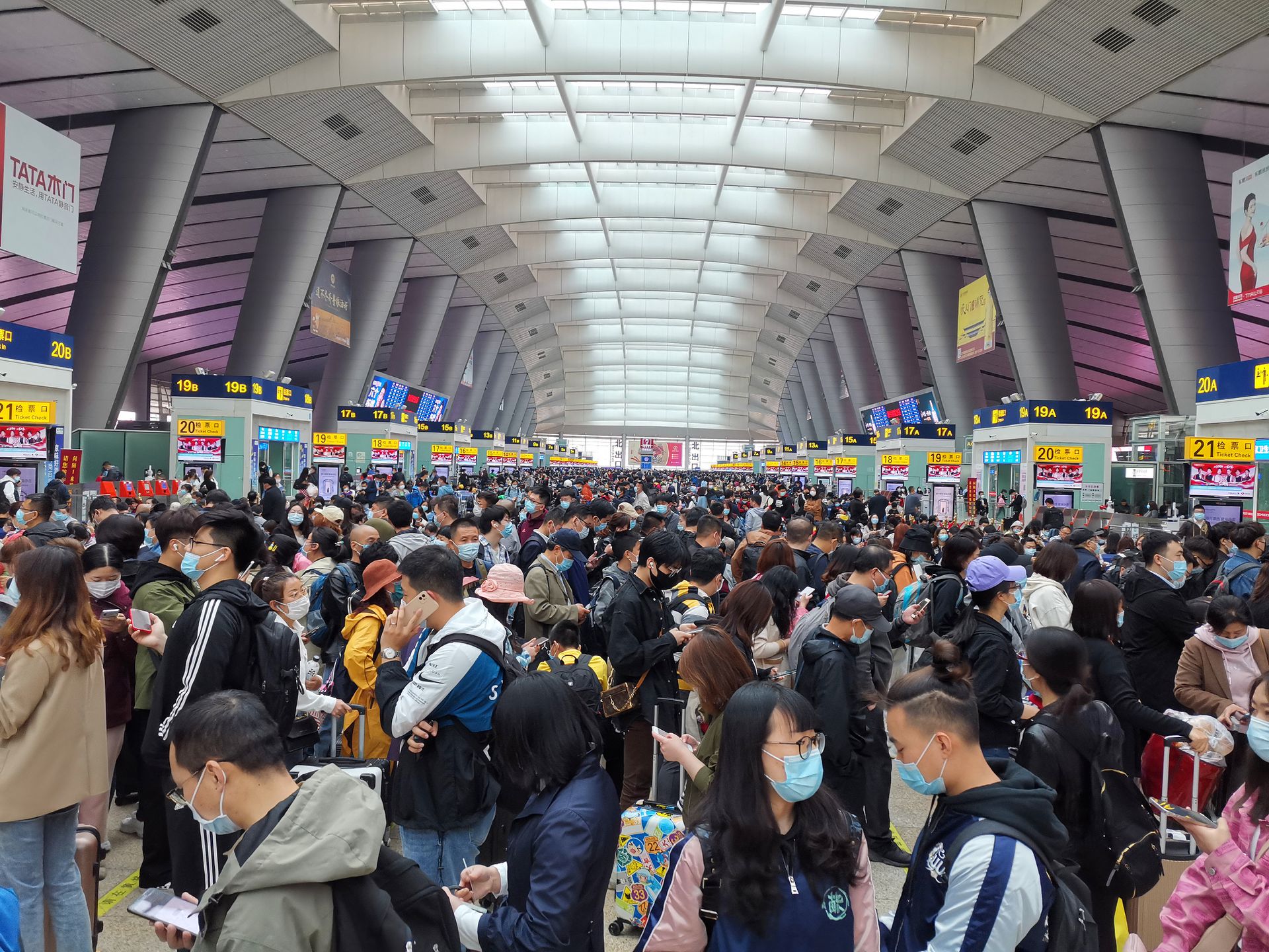 2021年4月30日，铁路迎来五一假期客流高峰，北京南站人头攒动场面火爆。（视觉中国）