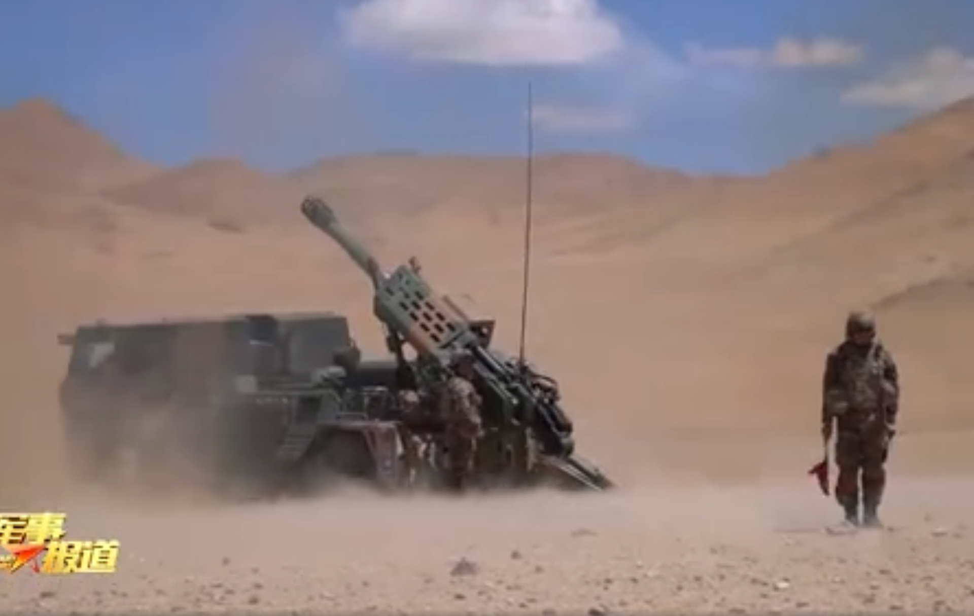 新疆军区新型车载榴弹炮在解放军指挥员的指挥下开炮。（中国央视《军事报道》节目视频截图）