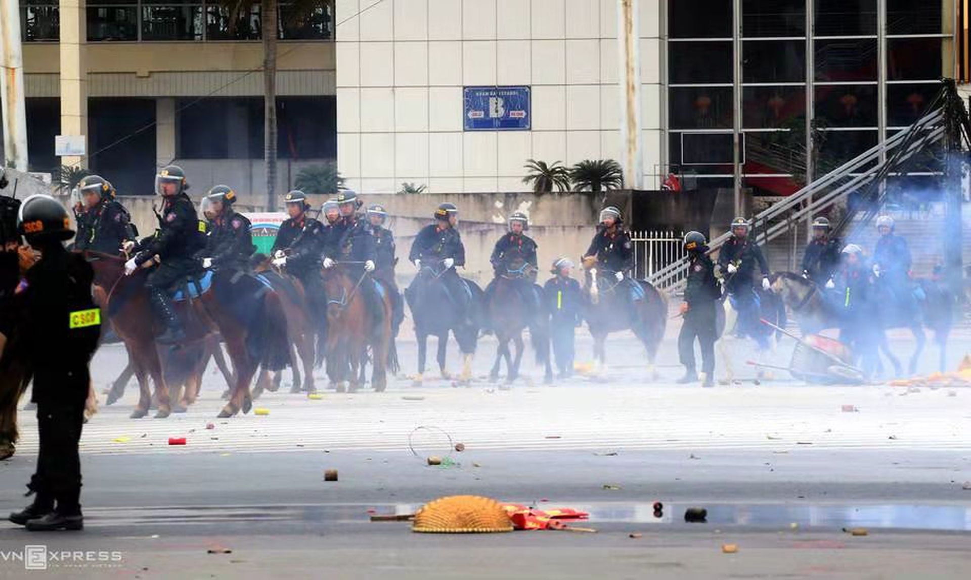 在骑警冲击之下，示威者随即鸟兽散。（越南快报网页截图）