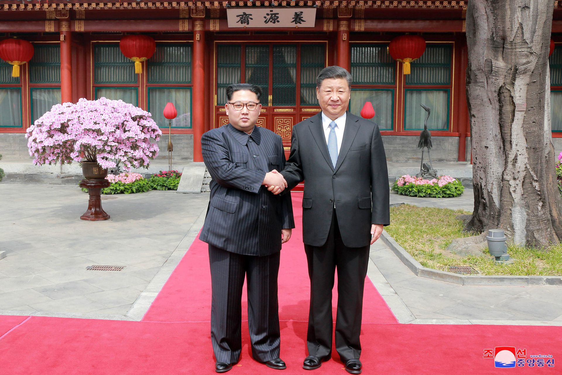 2018年3月25日至28日，金正恩对中国进行非正式访问。图为习近平在北京钓鱼台国宾馆养源斋同金正恩握手。（Reuters）