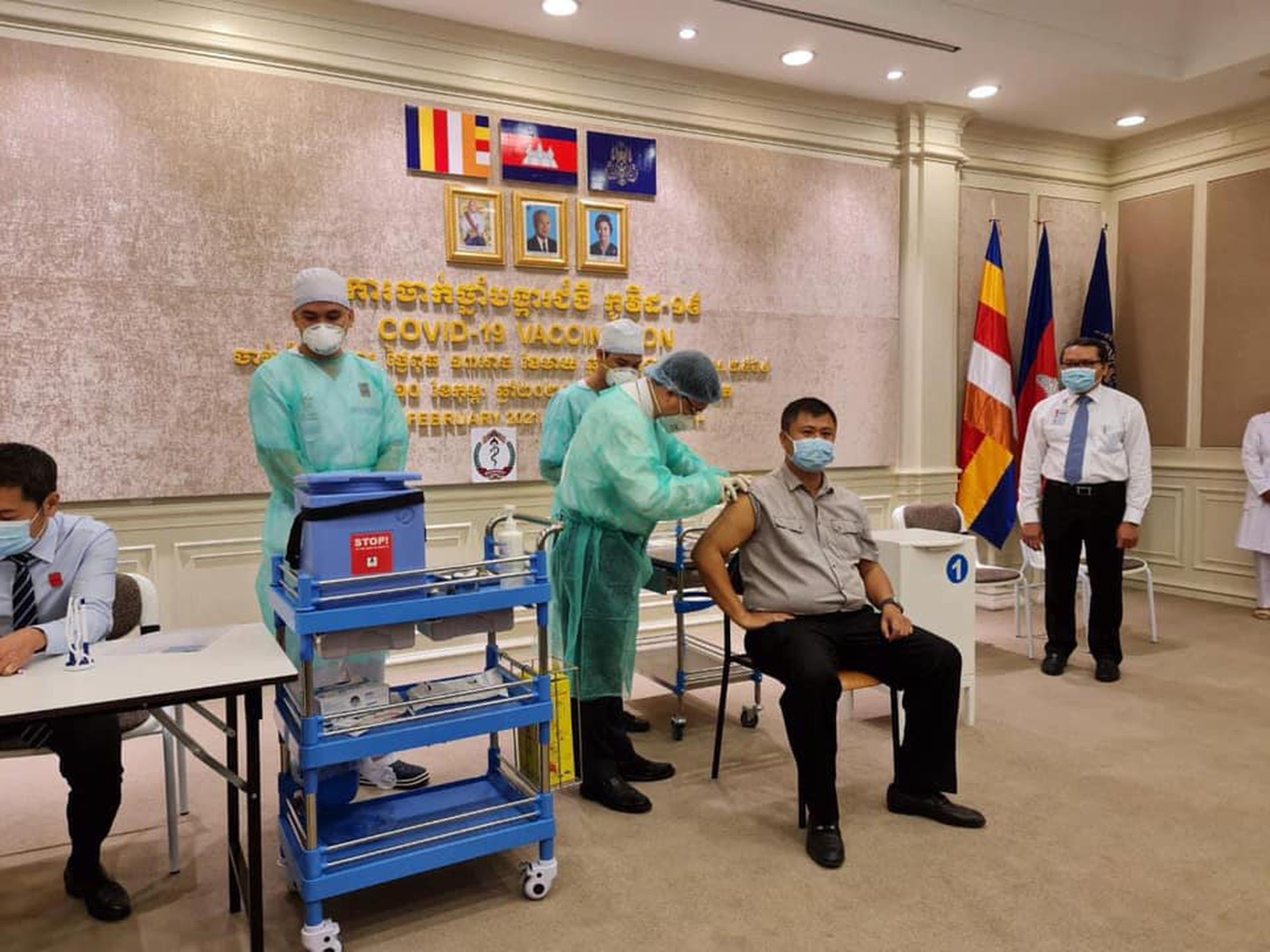 柬埔寨首相洪森（Hun Sen）长子率先接种中国疫苗。（中国央视）