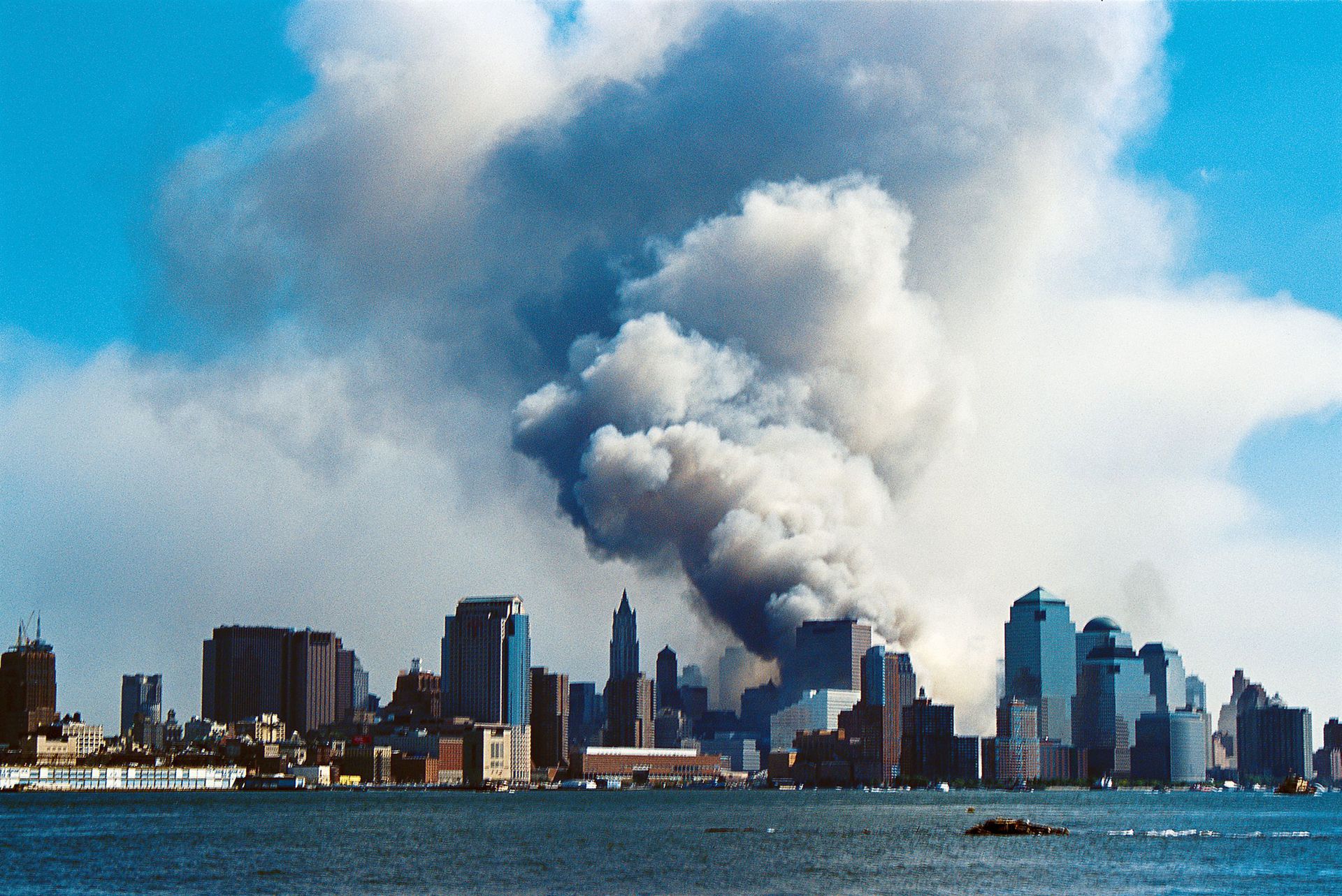 “9·11”事件一系列袭击导致3,000多人死亡，并造成数千亿美元的直接和间接经济损失。（视觉中国）