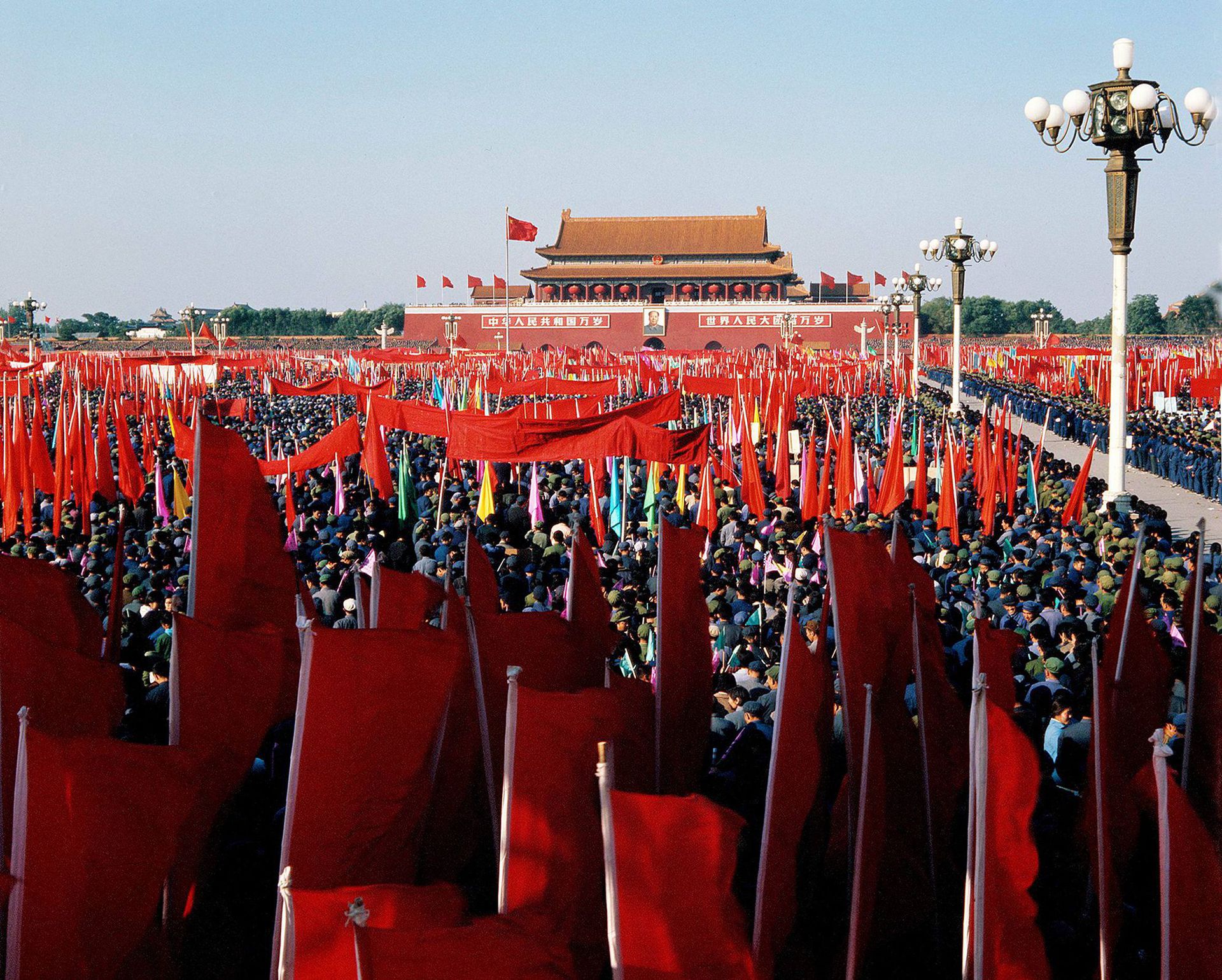 1976年10月6日,华国锋、叶剑英等中共领导人逮捕江青、张春桥、姚文元、王洪文,文革结束。(视觉中国)