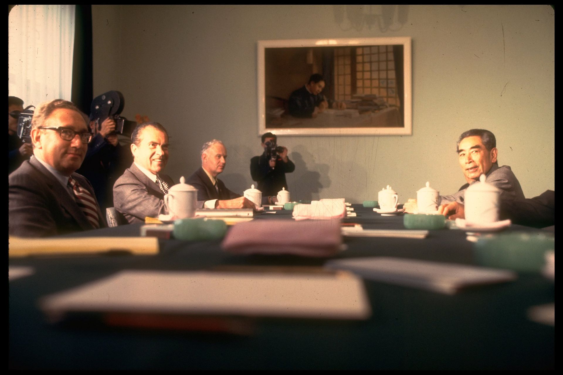 1972年2月21日，时任中国总理周恩来与基辛格会谈画面。（视觉中国）
