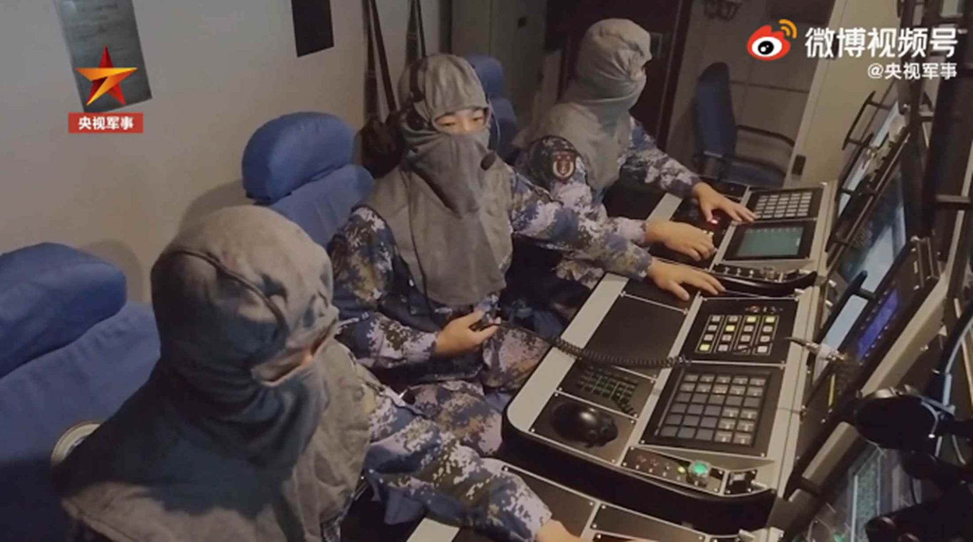 解放军东部战区侦查员在侦查战况。（中国央视视频截图）