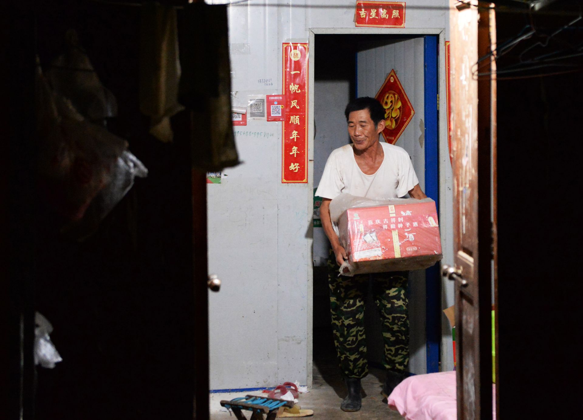 航拍王家坝开闸泄洪:村庄高地变孤岛一片汪洋…