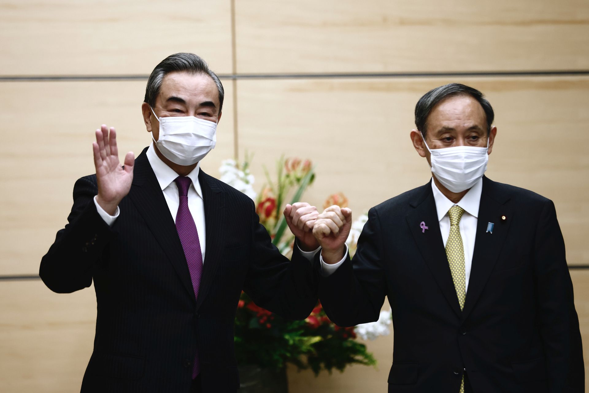 2020年11月25日，中国外长王毅在日本首相官邸会晤了日本首相菅义伟。（Reuters）