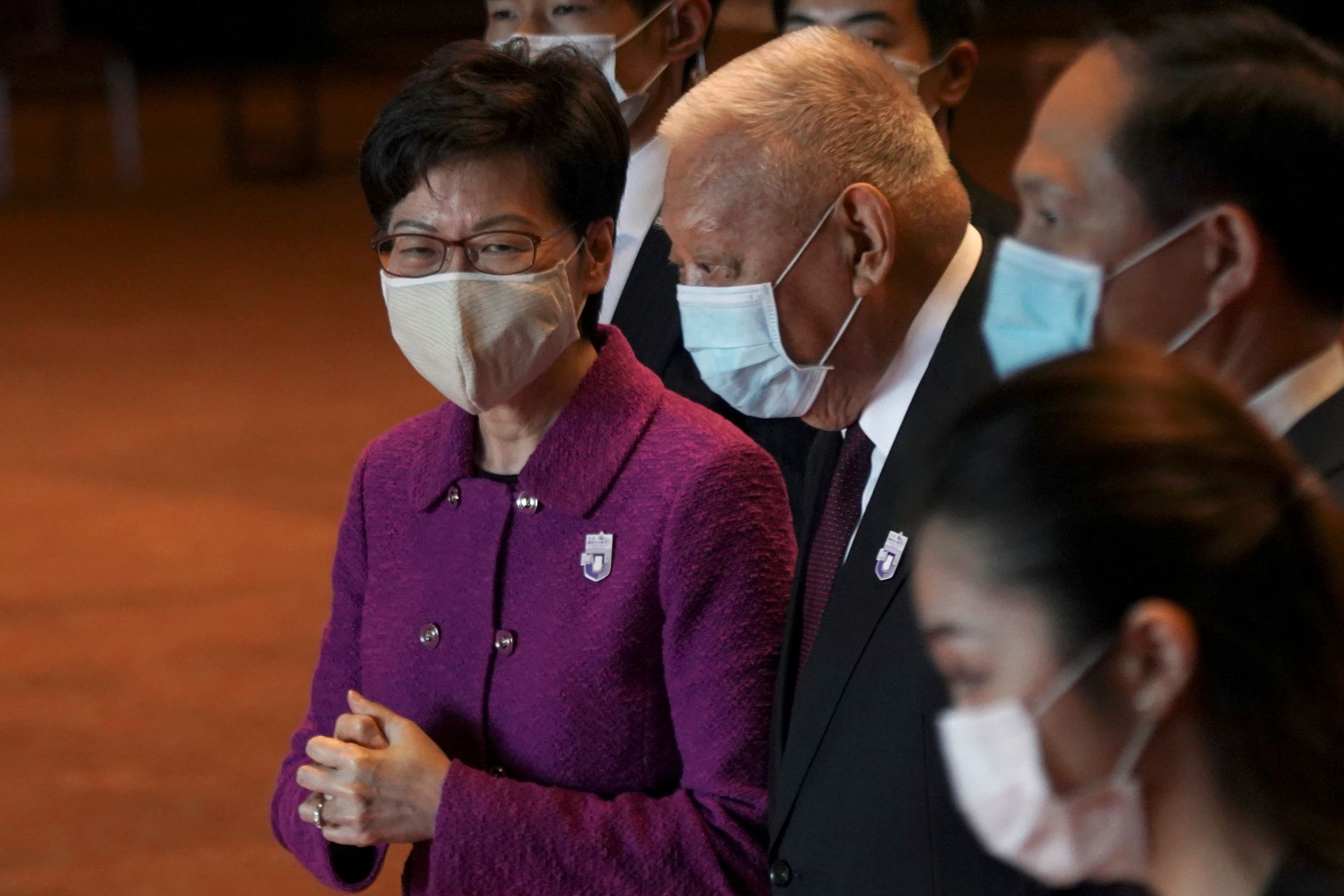 香港特别行政区行政长官林郑月娥和前行政长官董建华于2021年4月15日在中国香港出席国家安全教育日纪念仪式。(REUTERS) 香港特别行政区行政长官林郑月娥和前行政长官董建华于2021年4月15日在中国香港出席国家安全教育日纪念仪式。(REUTERS)