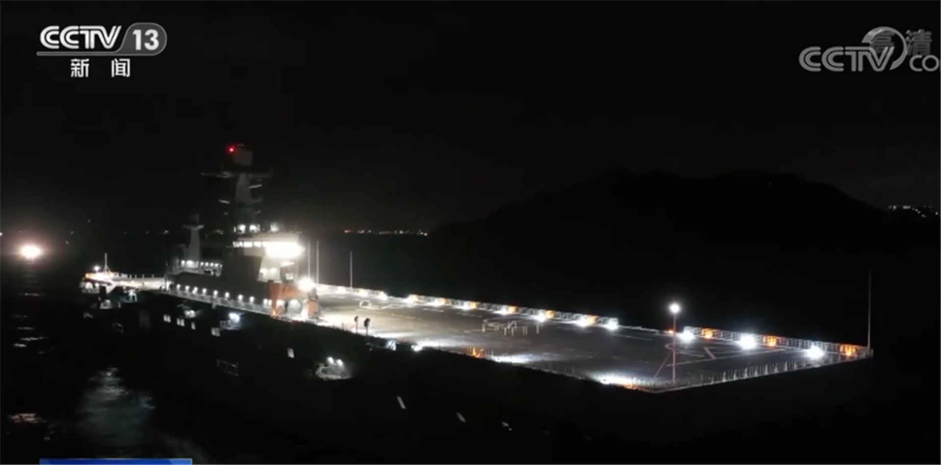 夜晚的海南舰。（中国央视截图）