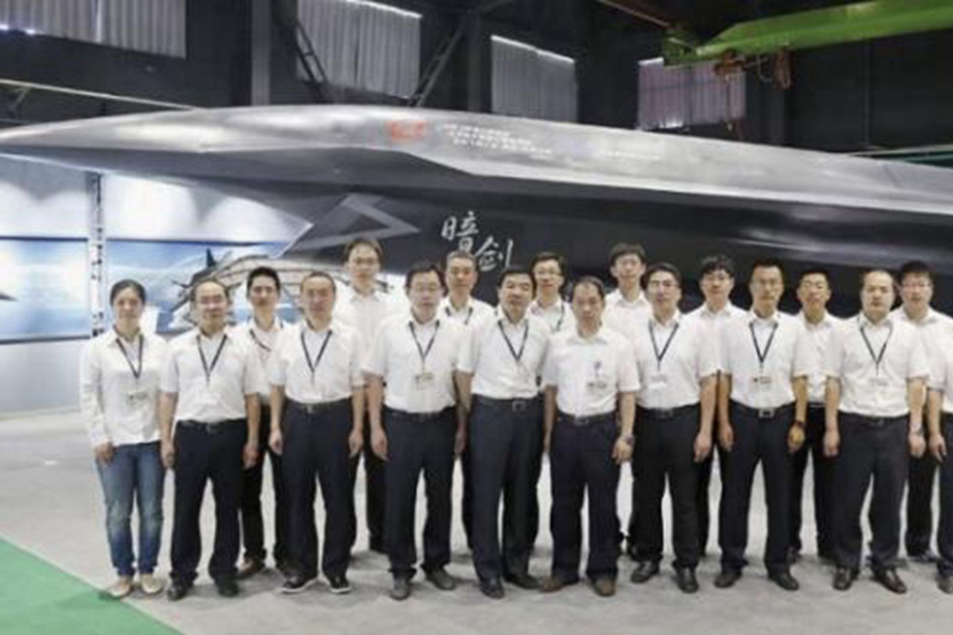 中国研制多型无人机。图为“暗剑”无人机，长13米，最大起飞重量10吨，最大速度2马赫，最大过载12G，作战半径1,000公里，载弹量1.5吨，弹舱可挂载PL-15、PL-10空空导弹。（鼎盛军事）