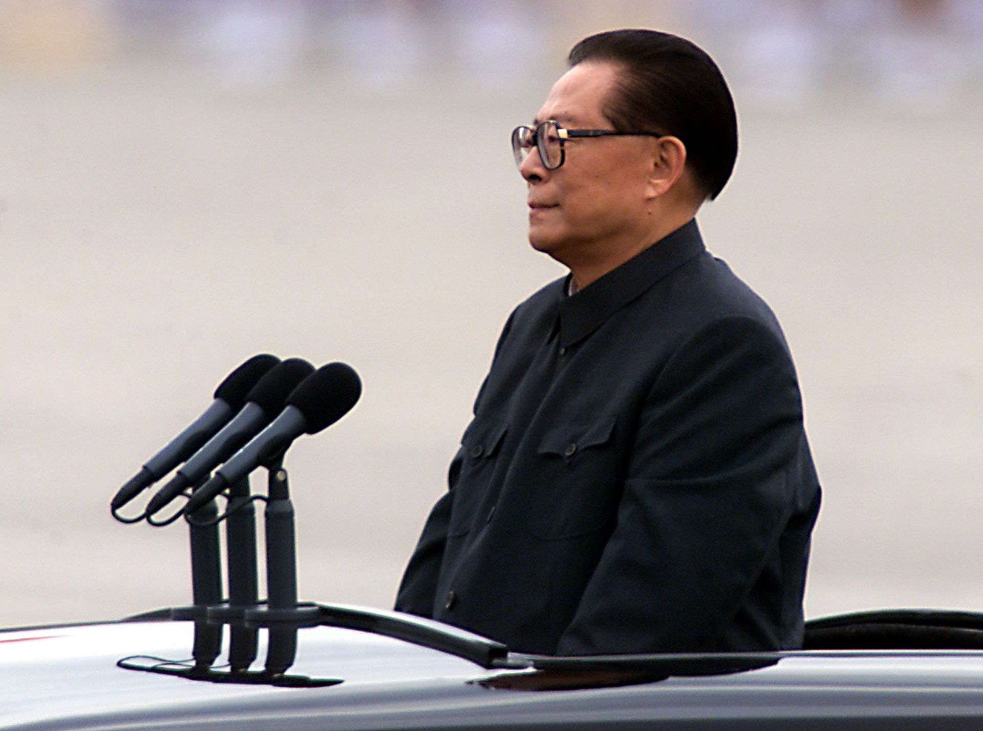 1999年10月1日，时任中国国家主席江泽民乘坐敞篷汽车在天安门广场检阅国庆阅兵式。（AFP）