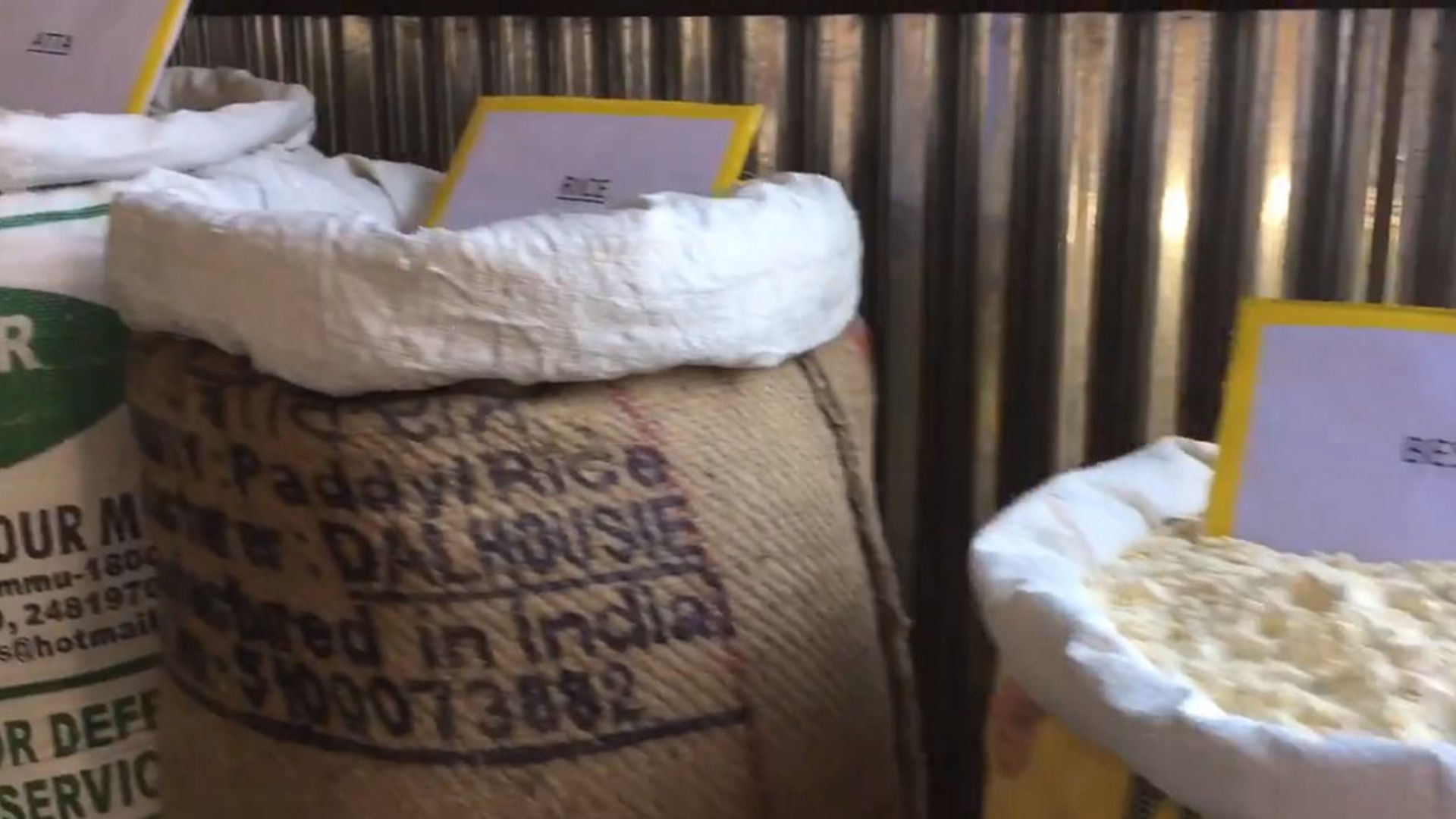 印军向媒体展示主食供给。(微博@河婆Jason007) 印军向媒体展示主食供给。(微博@河婆Jason007)