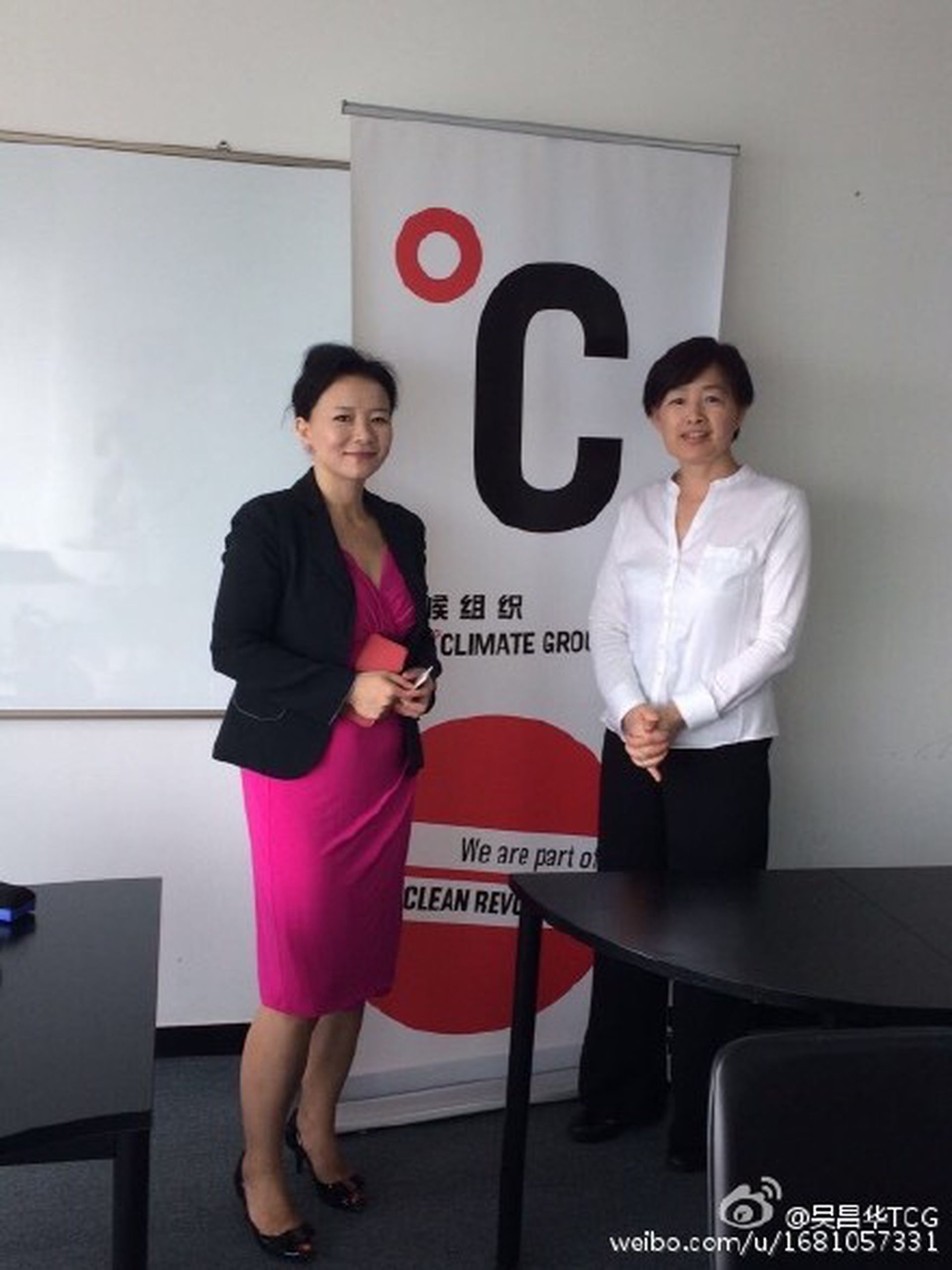 2015年9月,气候组织大中国区总裁(The Climate Group)与成蕾(左)。(微博@吴昌华TIR ) 2015年9月,气候组织大中国区总裁(The Climate Group)与成蕾(左)。(微博@吴昌华TIR )
