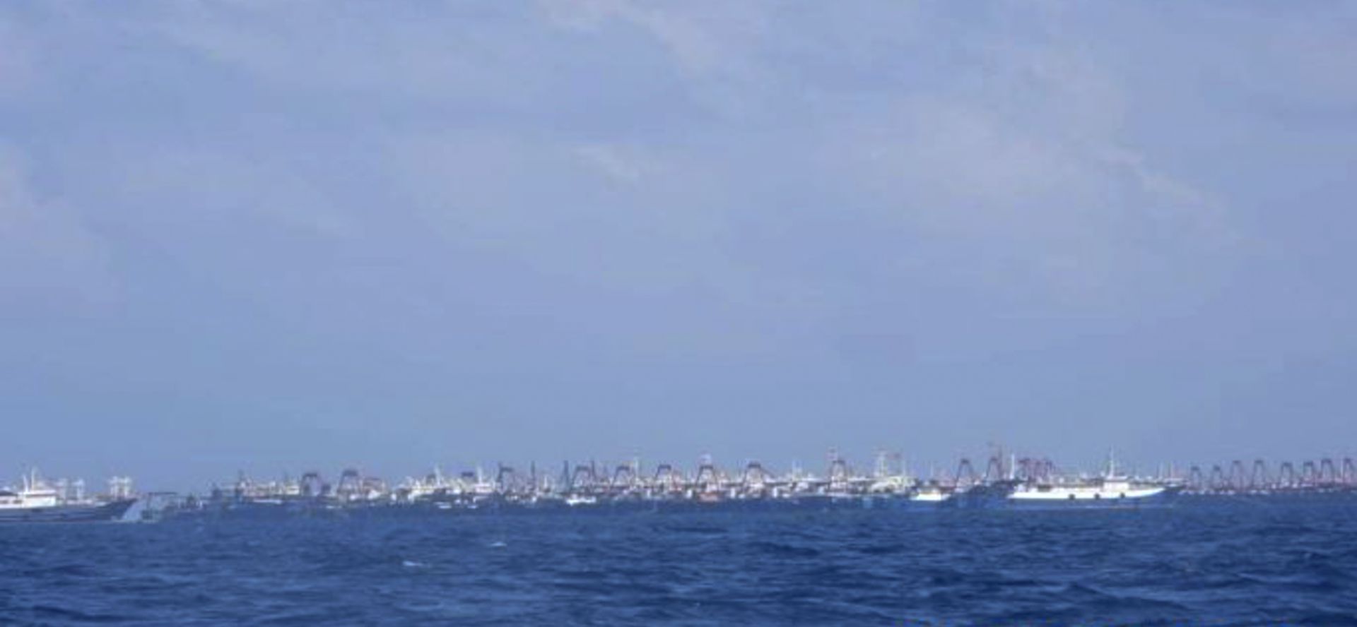2021年3月21日，菲律宾政府机构照片显示，牛轭礁周边海域出现大量中国船只。（AP）