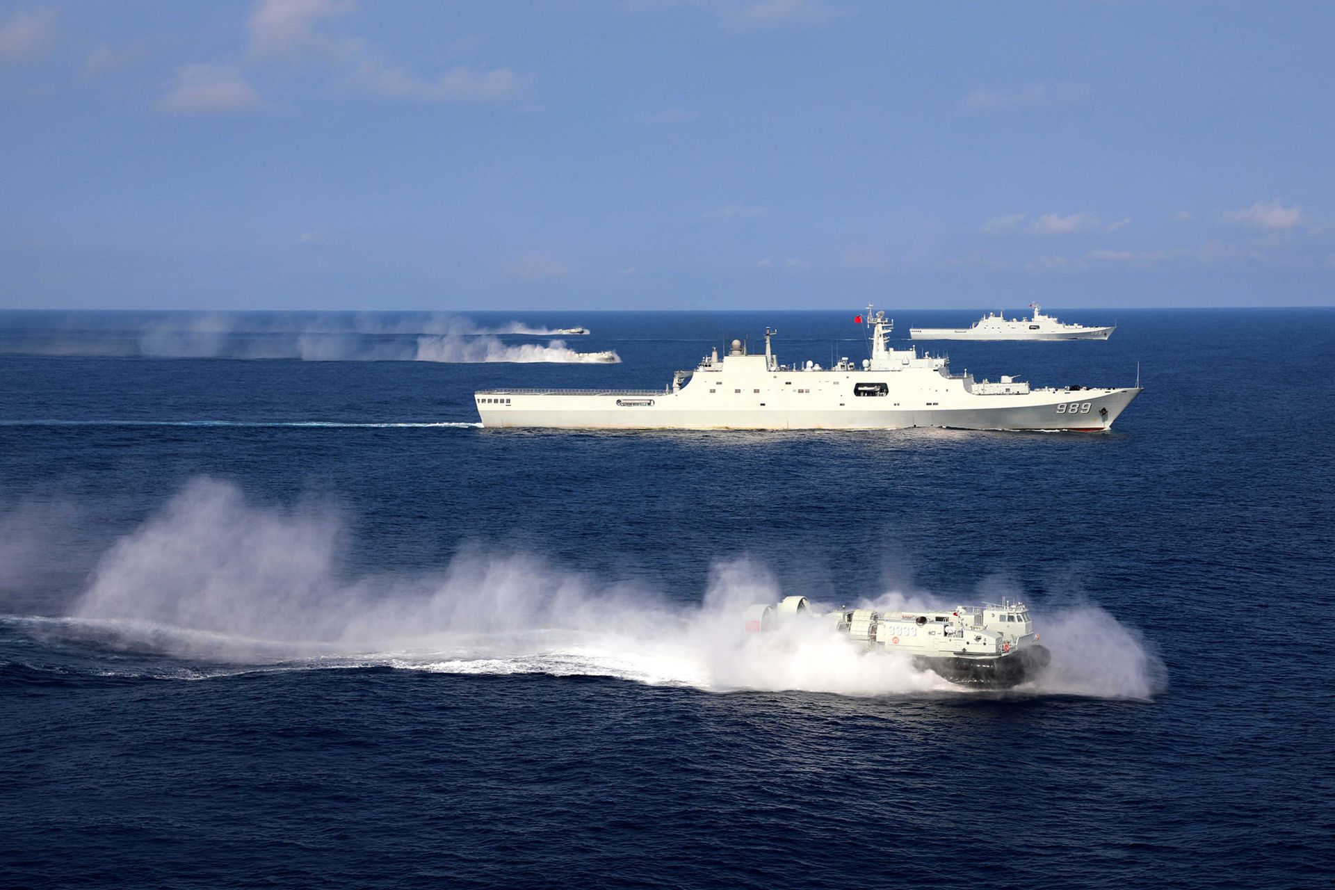 中国海军陆战队未来将使用075型两栖攻击舰、直-20海军型、“野牛级”气垫船进行作战。(鼎盛军事) 中国海军陆战队未来将使用075型两栖攻击舰、直-20海军型、“野牛级”气垫船进行作战。(鼎盛军事)