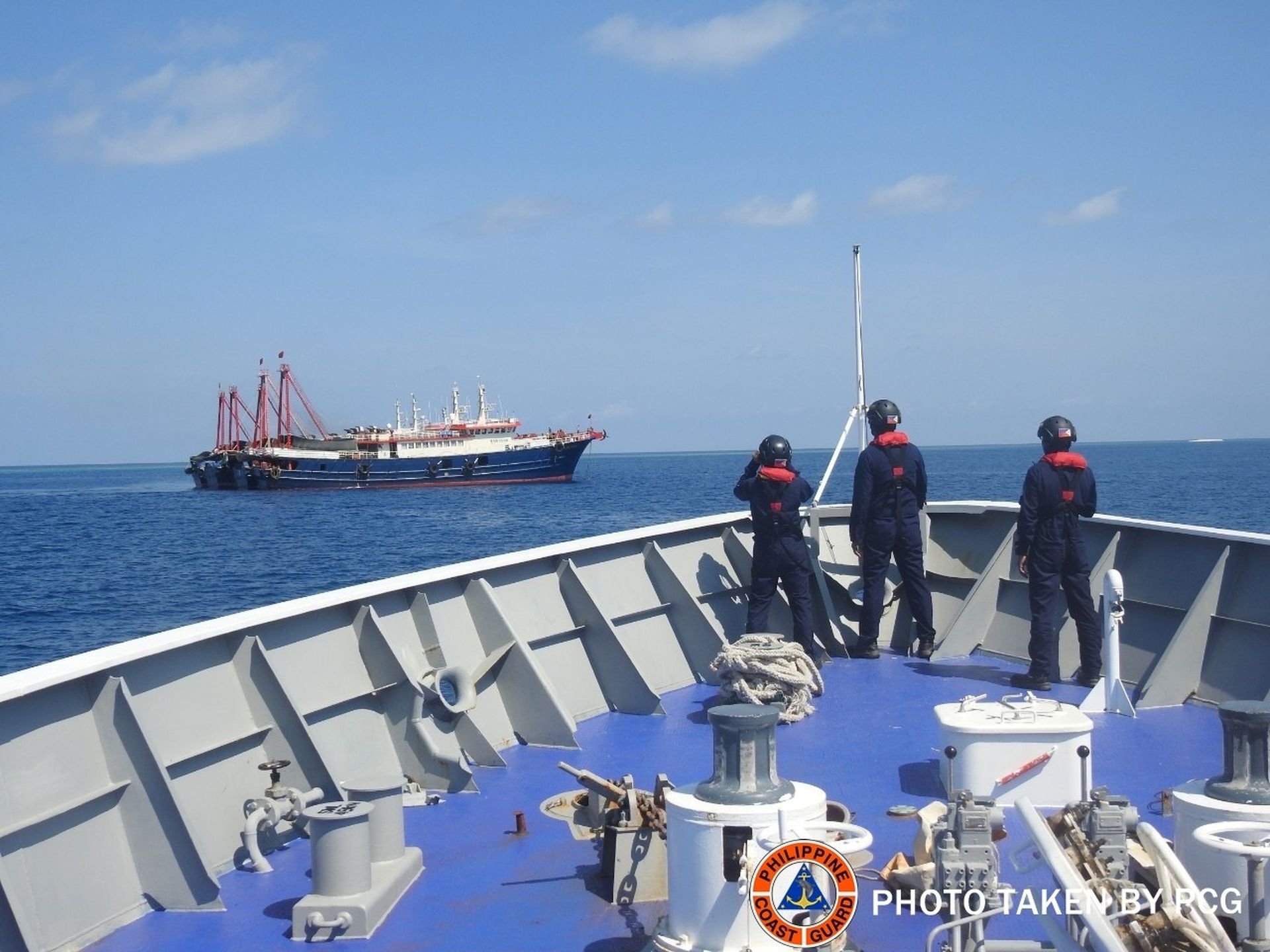 2021年5月5日，菲律宾海岸警卫队对几艘被认为是中国民兵船只进行了调查。（Reuters）