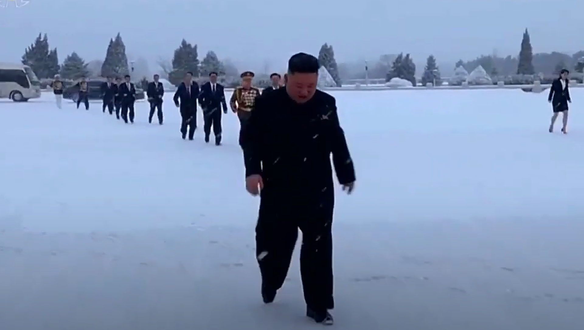 2021年1月13日，金正恩前往锦绣山太阳宫参谒，朝鲜劳动党副部长金与正（右）等官员陪同。（朝鲜中央电视台视频截图）